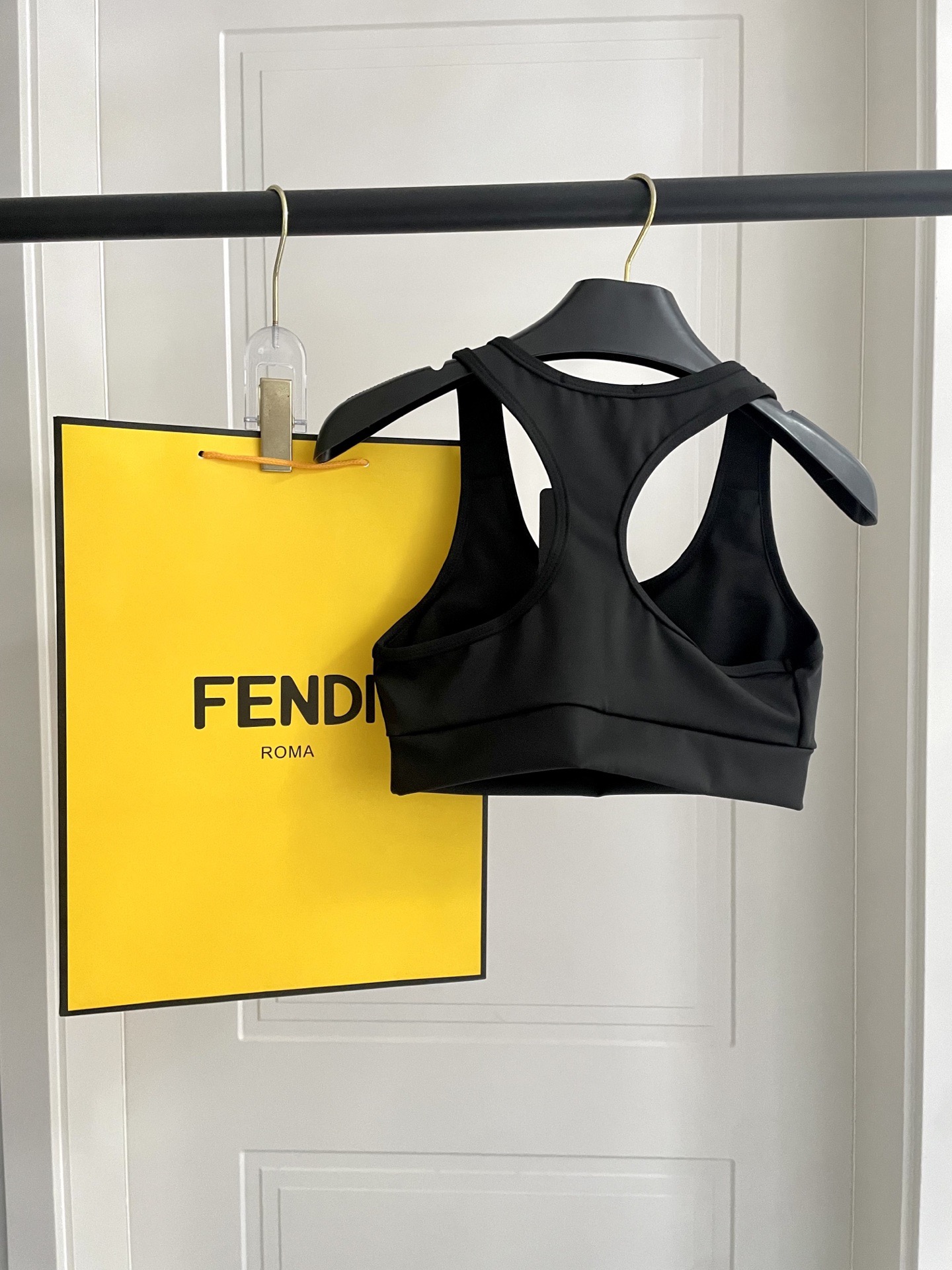 芬迪新款弹力健身瑜伽服运动套装~性感小吊带（有胸垫）+修身提臀显瘦打底裤脚 码数：SM L Xl