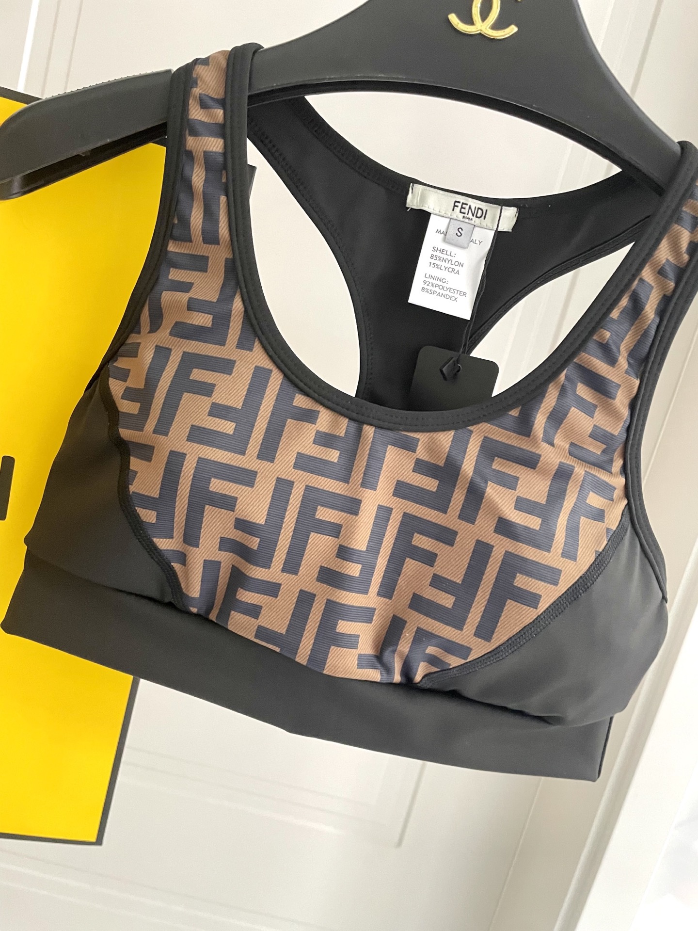 芬迪新款弹力健身瑜伽服运动套装~性感小吊带（有胸垫）+修身提臀显瘦打底裤脚 码数：SM L Xl