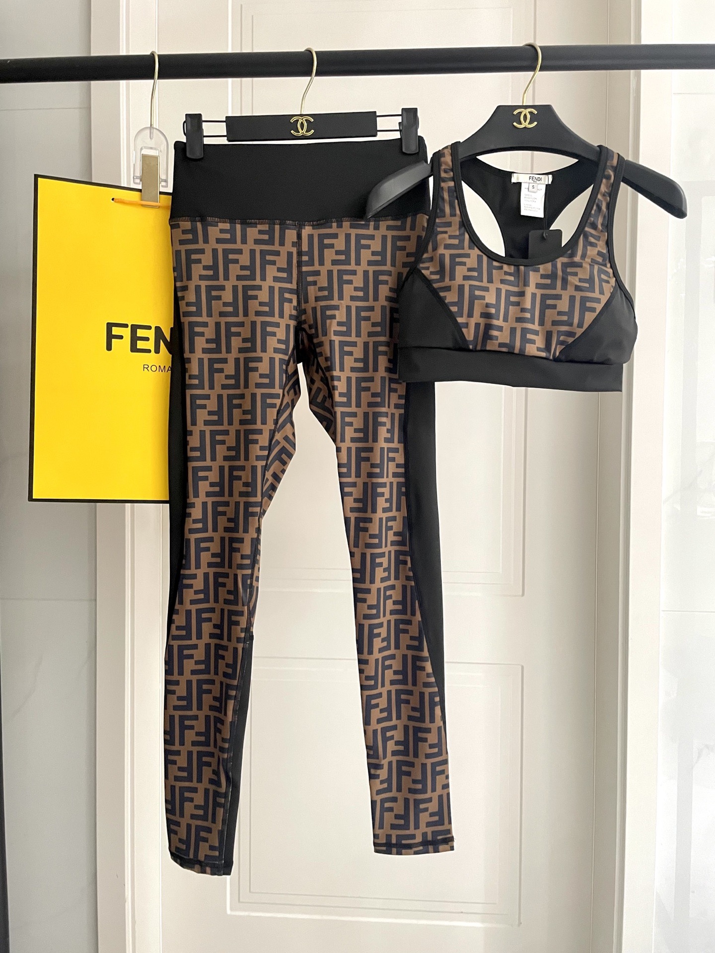 芬迪新款弹力健身瑜伽服运动套装~性感小吊带（有胸垫）+修身提臀显瘦打底裤脚 码数：SM L Xl