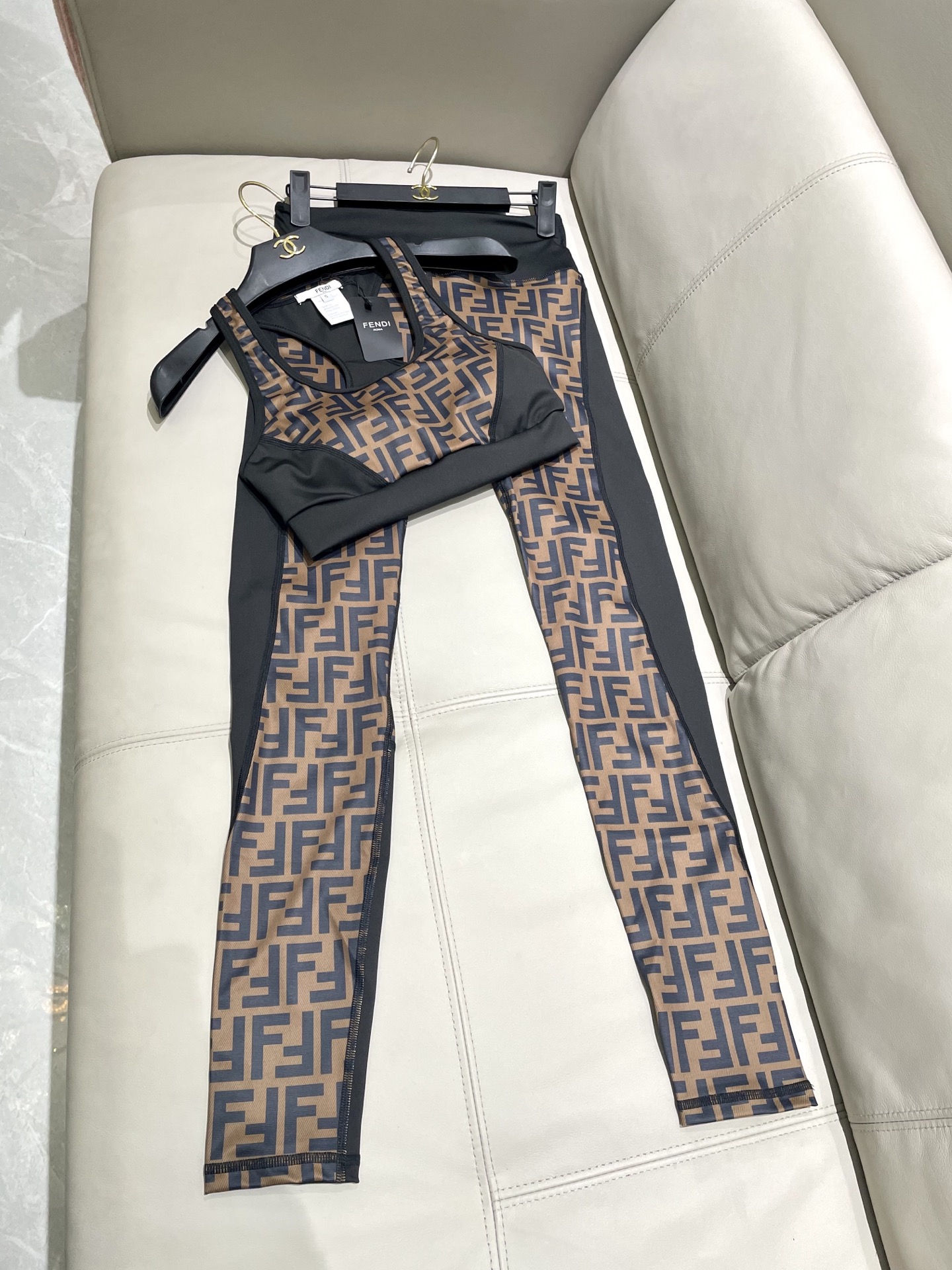 芬迪新款弹力健身瑜伽服运动套装~性感小吊带（有胸垫）+修身提臀显瘦打底裤脚 码数：SM L Xl