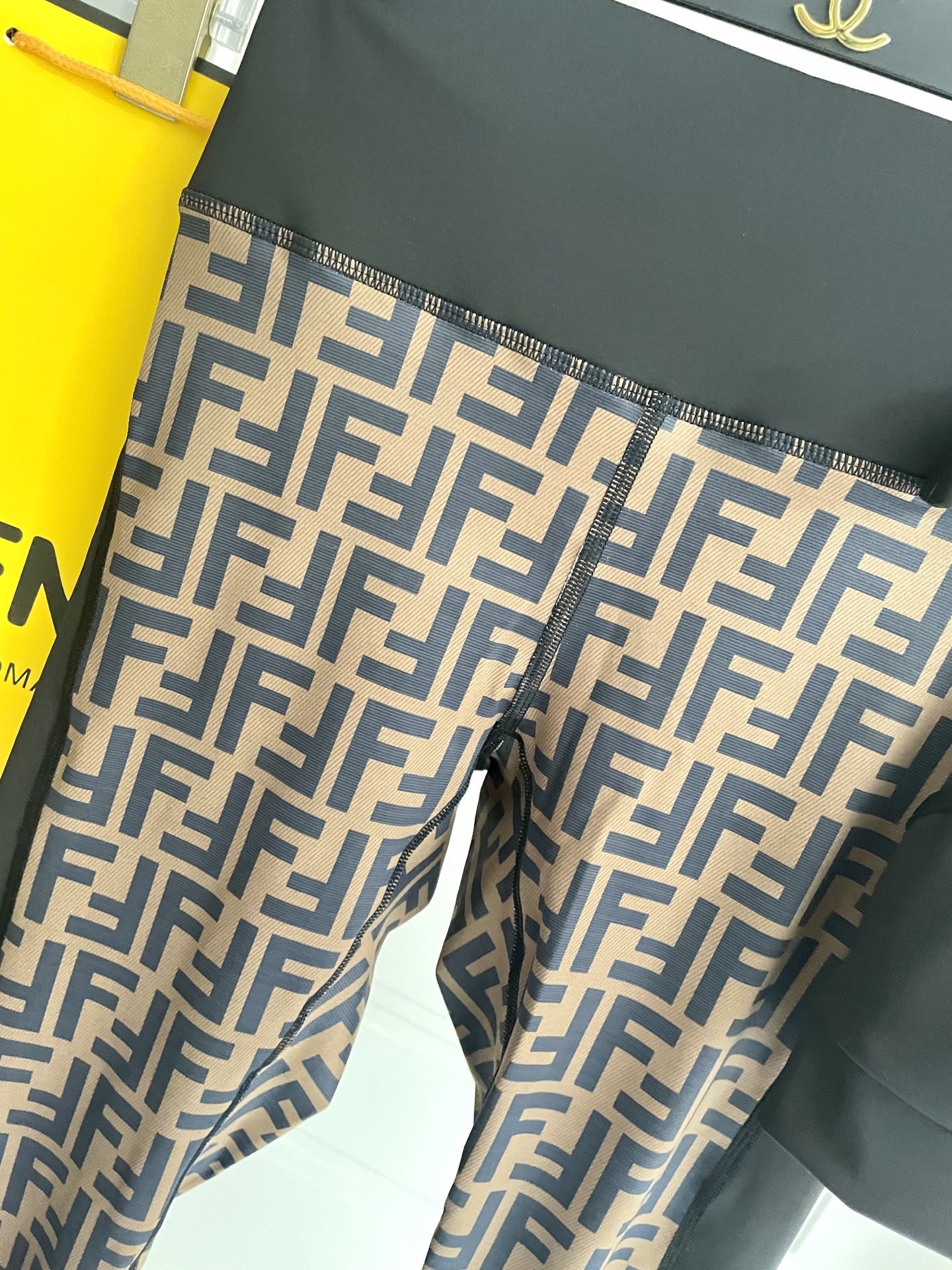 芬迪新款弹力健身瑜伽服运动套装~性感小吊带（有胸垫）+修身提臀显瘦打底裤脚 码数：SM L Xl