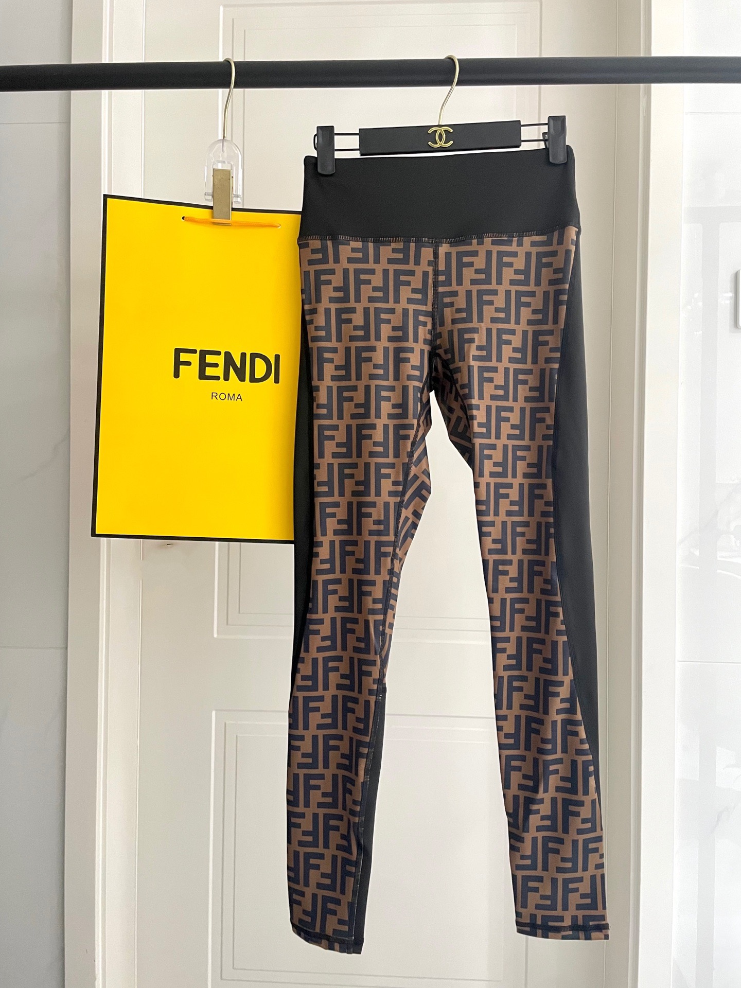 芬迪新款弹力健身瑜伽服运动套装~性感小吊带（有胸垫）+修身提臀显瘦打底裤脚 码数：SM L Xl