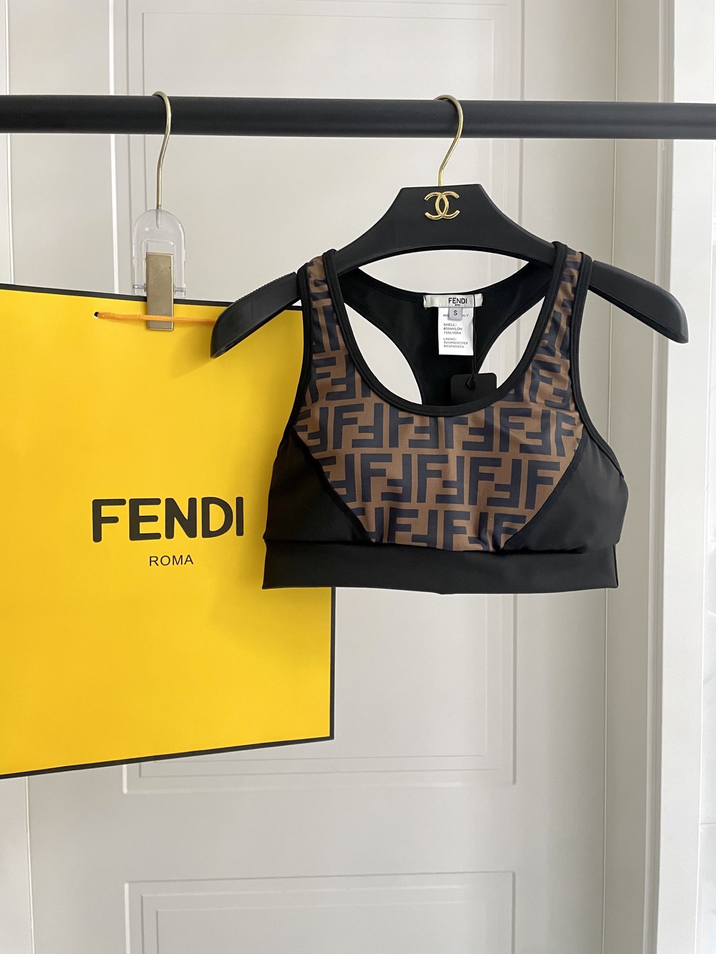 芬迪新款弹力健身瑜伽服运动套装~性感小吊带（有胸垫）+修身提臀显瘦打底裤脚 码数：SM L Xl