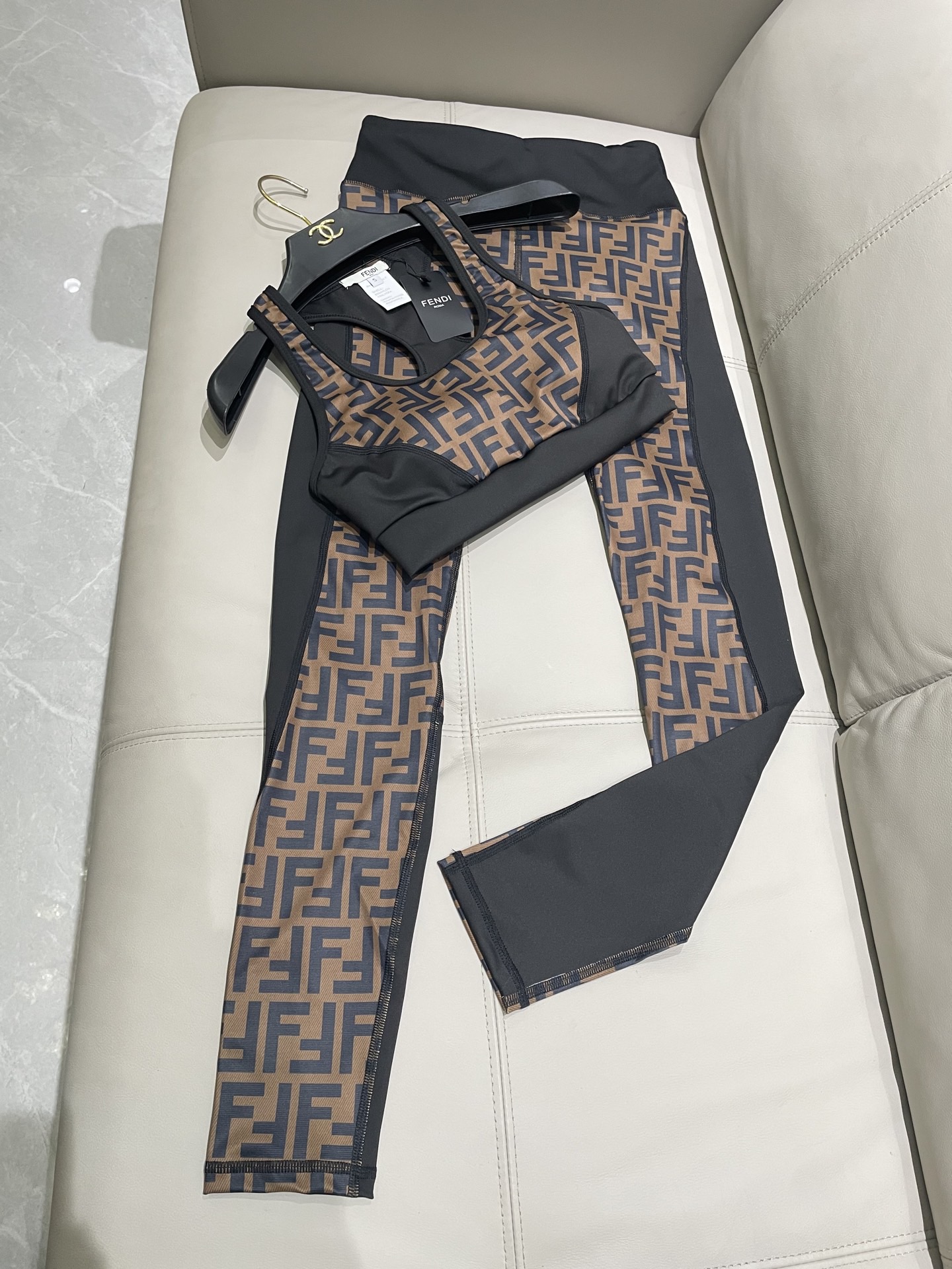 芬迪新款弹力健身瑜伽服运动套装~性感小吊带（有胸垫）+修身提臀显瘦打底裤脚 码数：SM L Xl