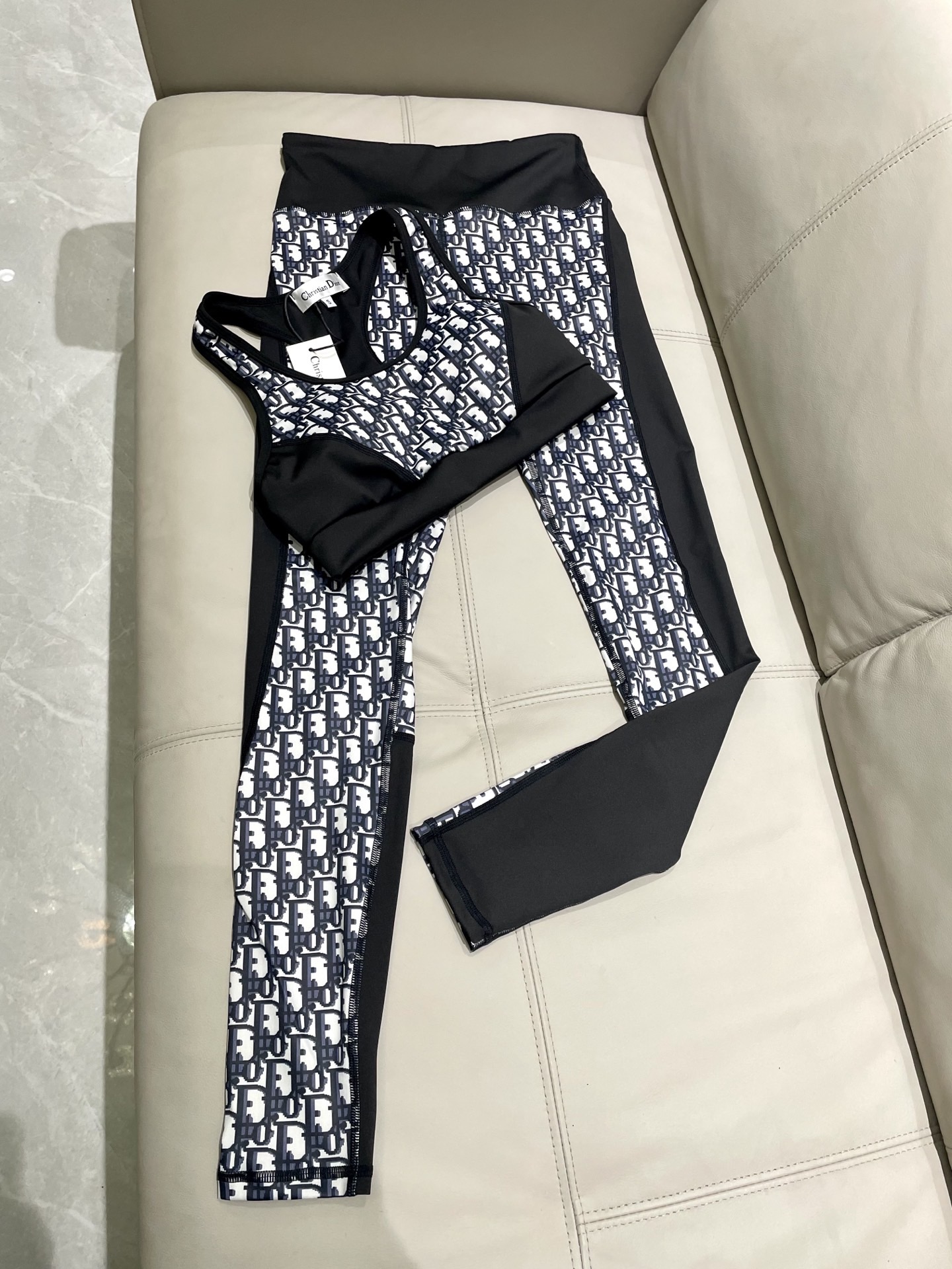 迪奥 新款弹力健身瑜伽服运动套装~性感小吊带（有胸垫）+修身提臀显瘦打底裤脚 码数：SM L Xl