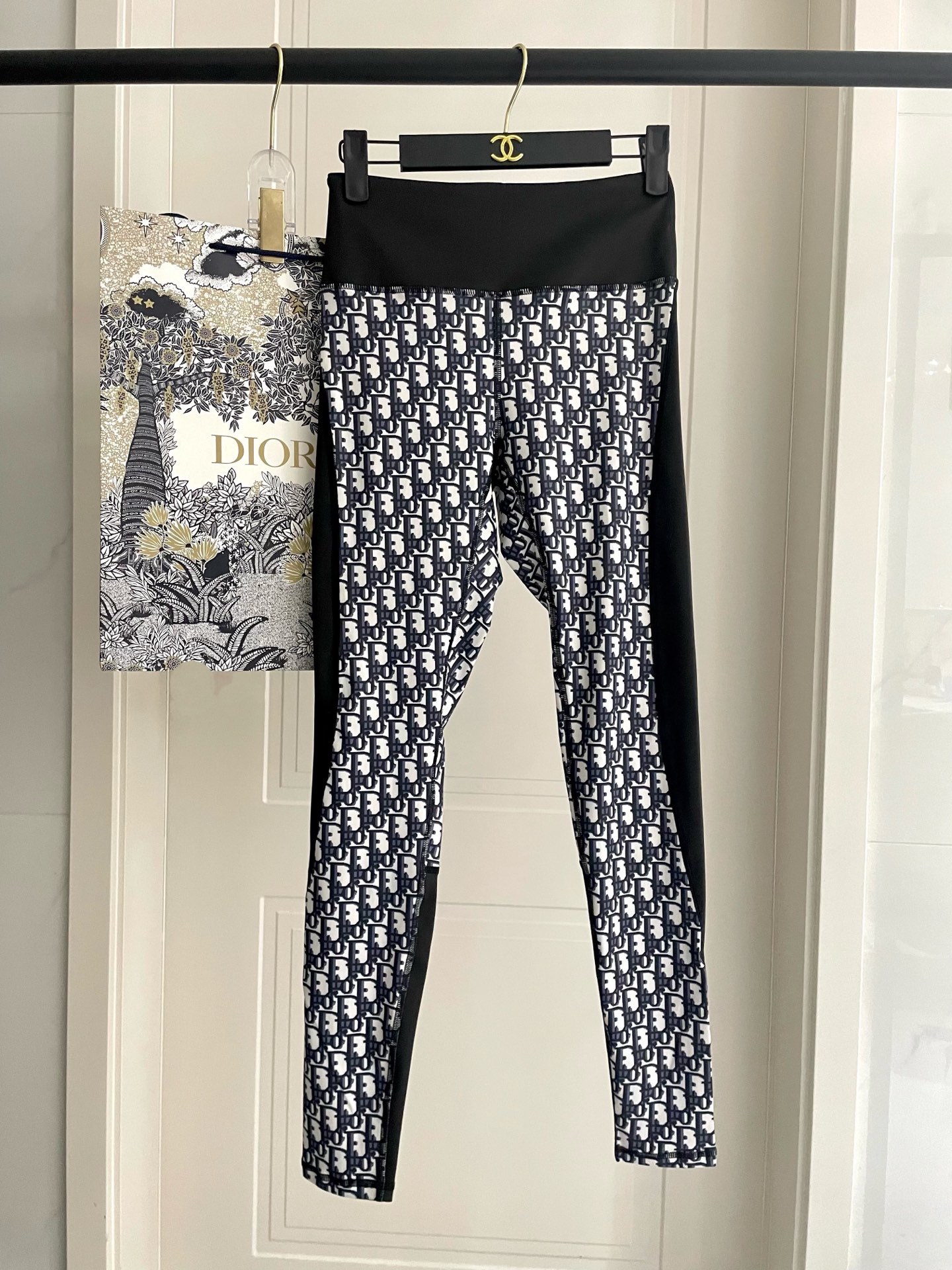 迪奥 新款弹力健身瑜伽服运动套装~性感小吊带（有胸垫）+修身提臀显瘦打底裤脚 码数：SM L Xl