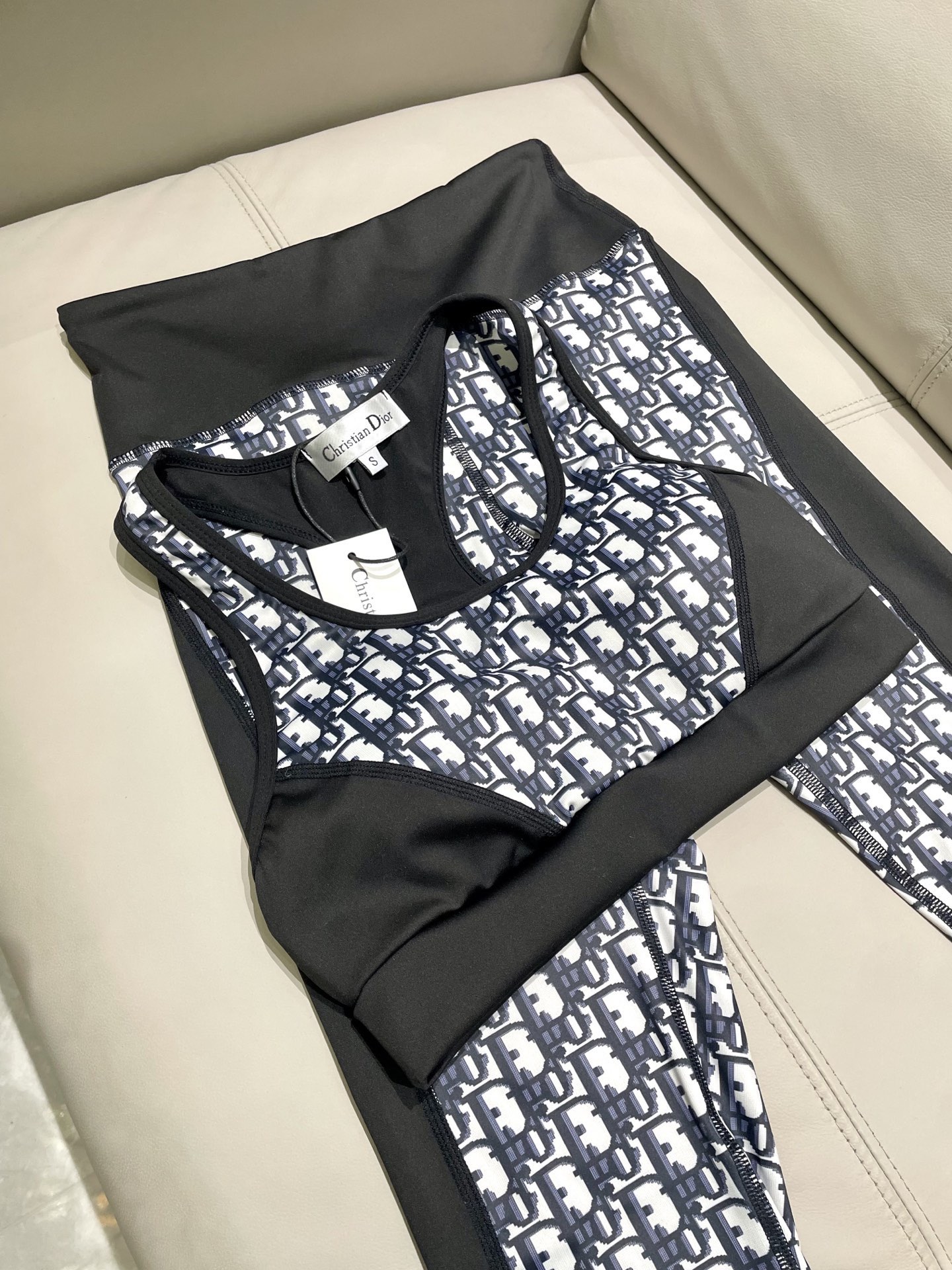 迪奥 新款弹力健身瑜伽服运动套装~性感小吊带（有胸垫）+修身提臀显瘦打底裤脚 码数：SM L Xl