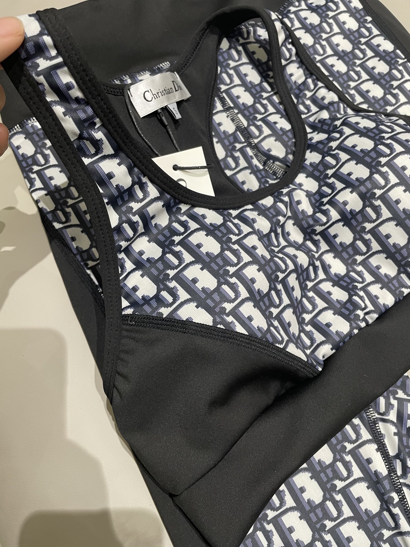 迪奥 新款弹力健身瑜伽服运动套装~性感小吊带（有胸垫）+修身提臀显瘦打底裤脚 码数：SM L Xl