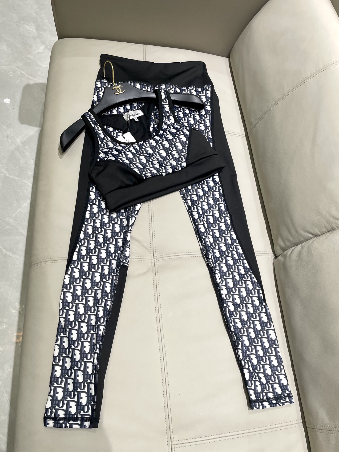 迪奥 新款弹力健身瑜伽服运动套装~性感小吊带（有胸垫）+修身提臀显瘦打底裤脚 码数：SM L Xl