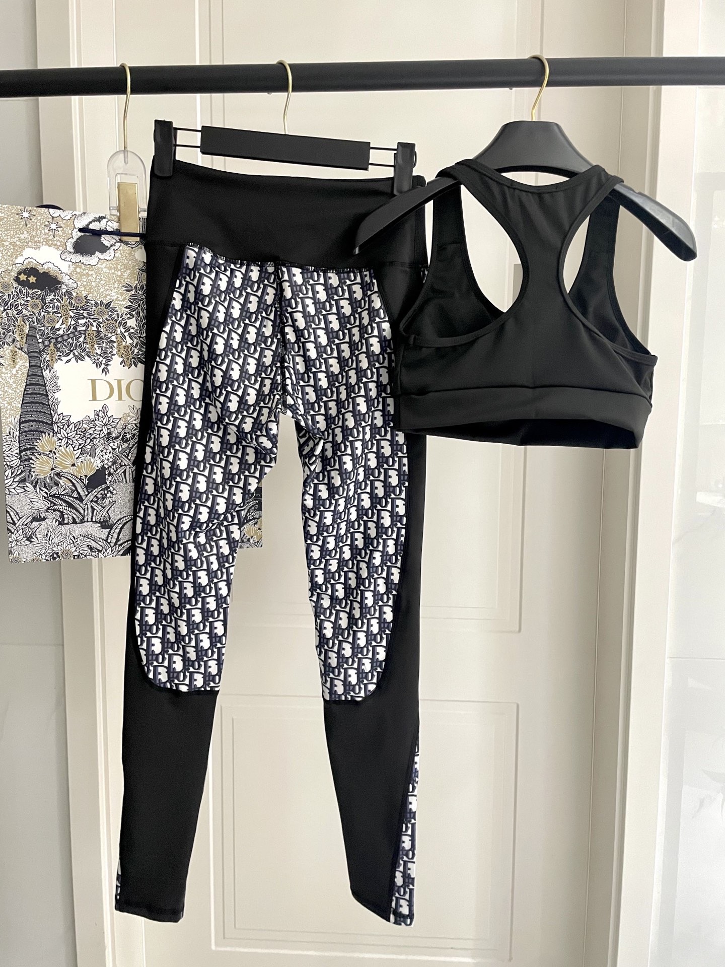 迪奥 新款弹力健身瑜伽服运动套装~性感小吊带（有胸垫）+修身提臀显瘦打底裤脚 码数：SM L Xl