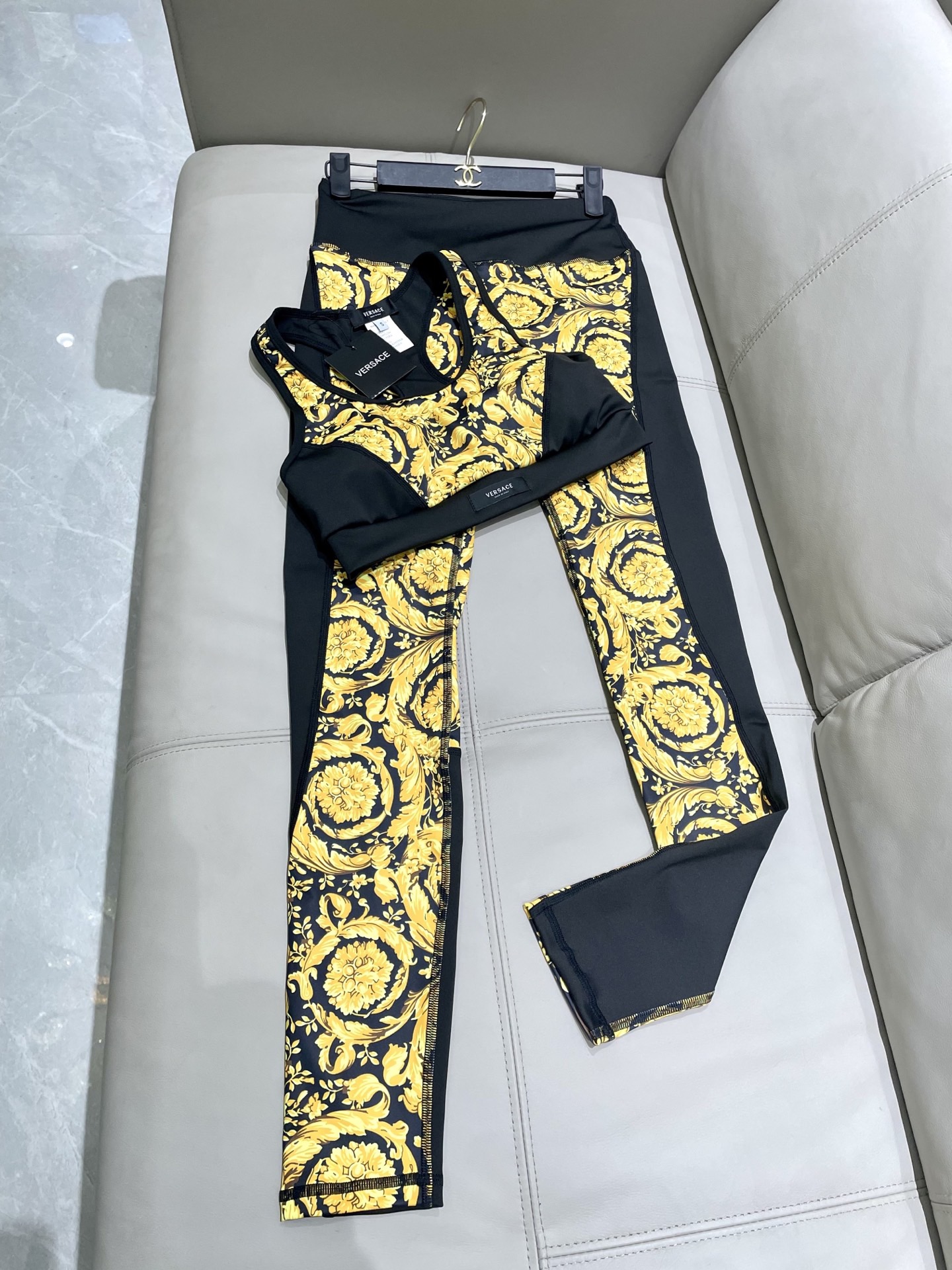 范思哲新款弹力健身瑜伽服运动套装~性感小吊带（有胸垫）+修身提臀显瘦打底裤脚 码数：SM L Xl