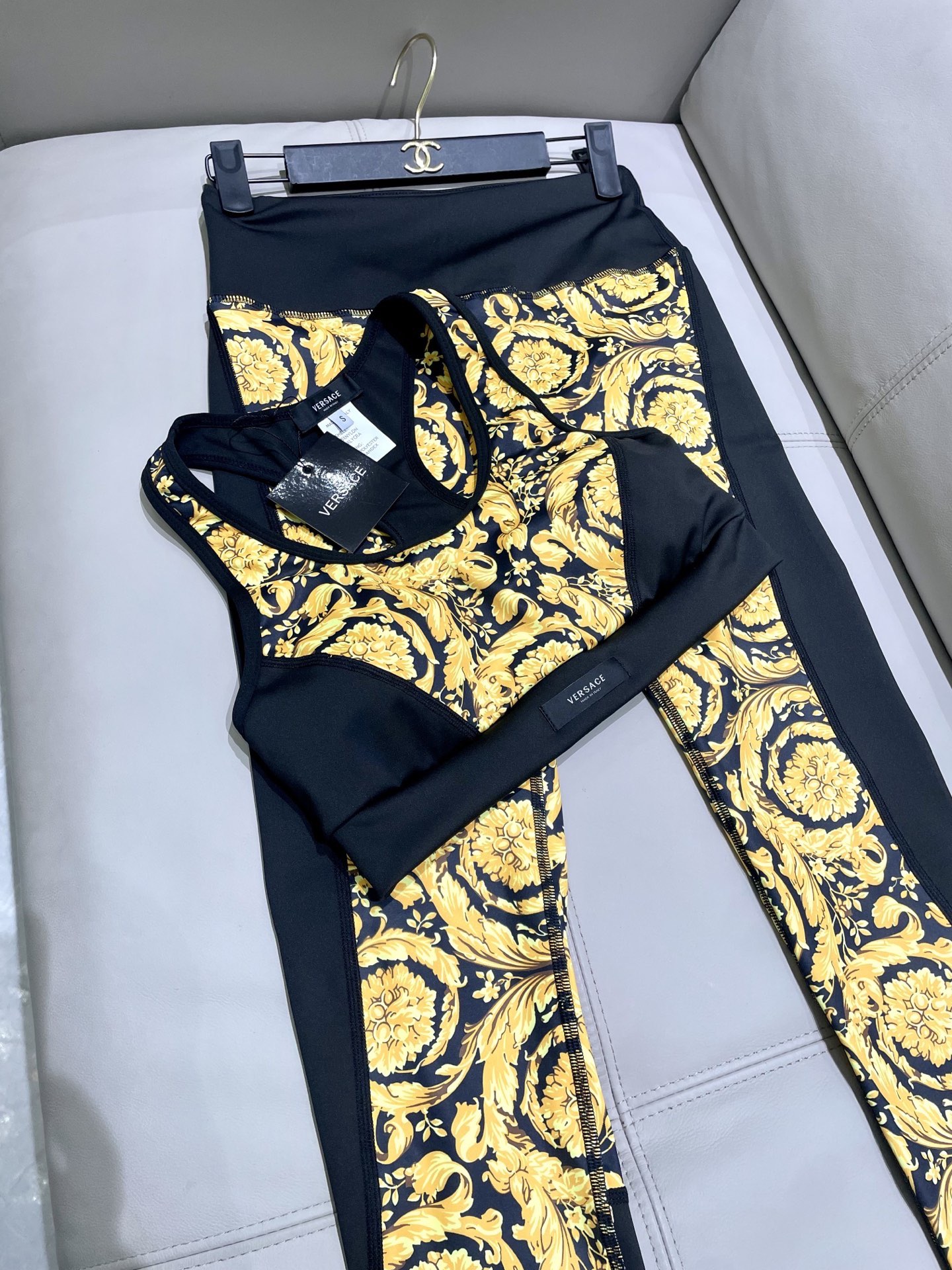 范思哲新款弹力健身瑜伽服运动套装~性感小吊带（有胸垫）+修身提臀显瘦打底裤脚 码数：SM L Xl