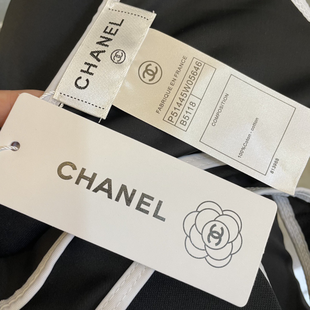 Chanel Chanel新款泳衣 海边 游泳池 温泉 水上乐园 漂流都可以 内搭也完全可以 连体设计遮肉显高挑 腹部有点肉肉也不影响咱美美的