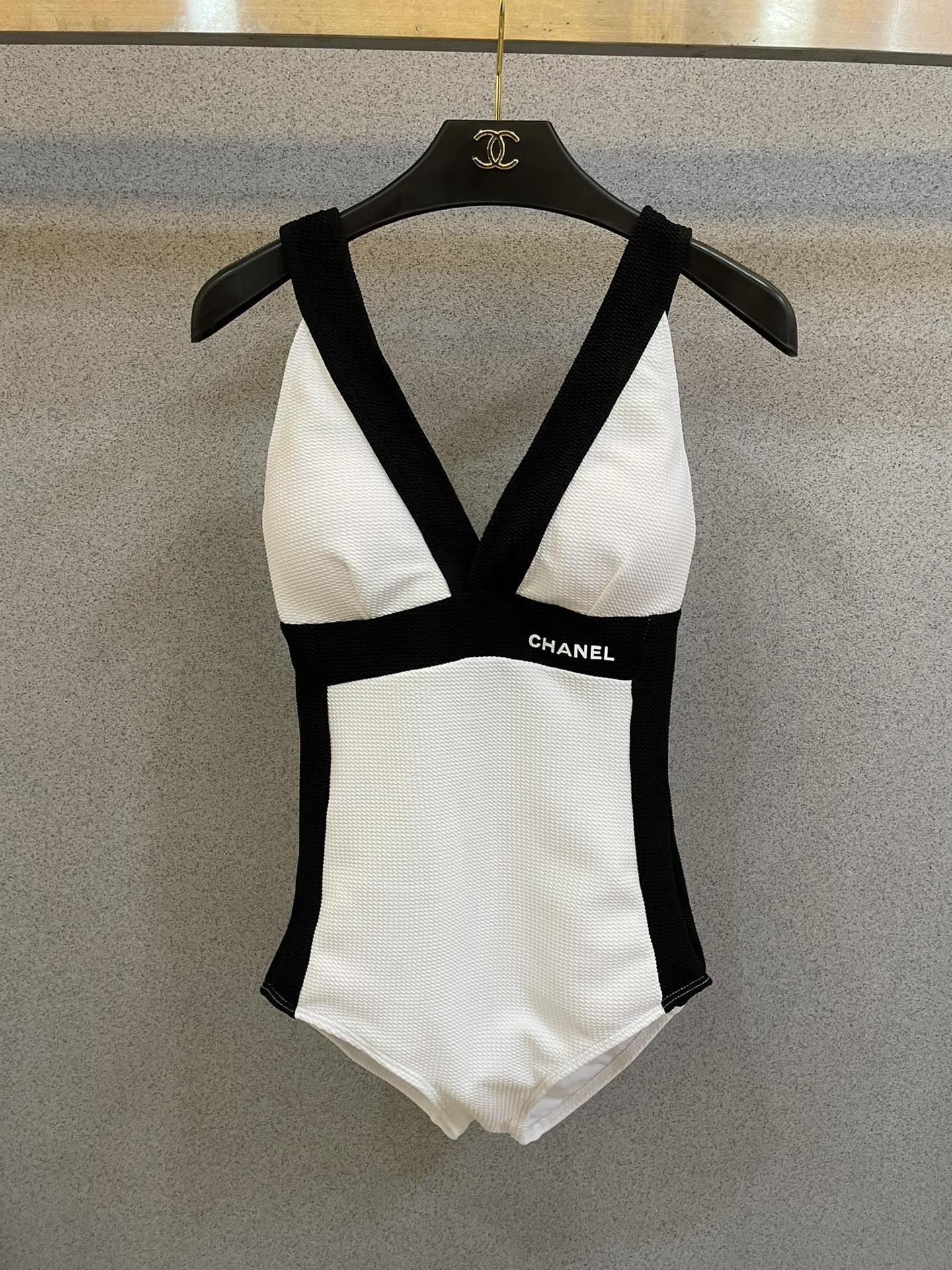 Chanel Chanel新款泳衣 海边 游泳池 温泉 水上乐园 漂流都可以 内搭也完全可以 连体设计遮肉显高挑 腹部有点肉肉也不影响咱美美的