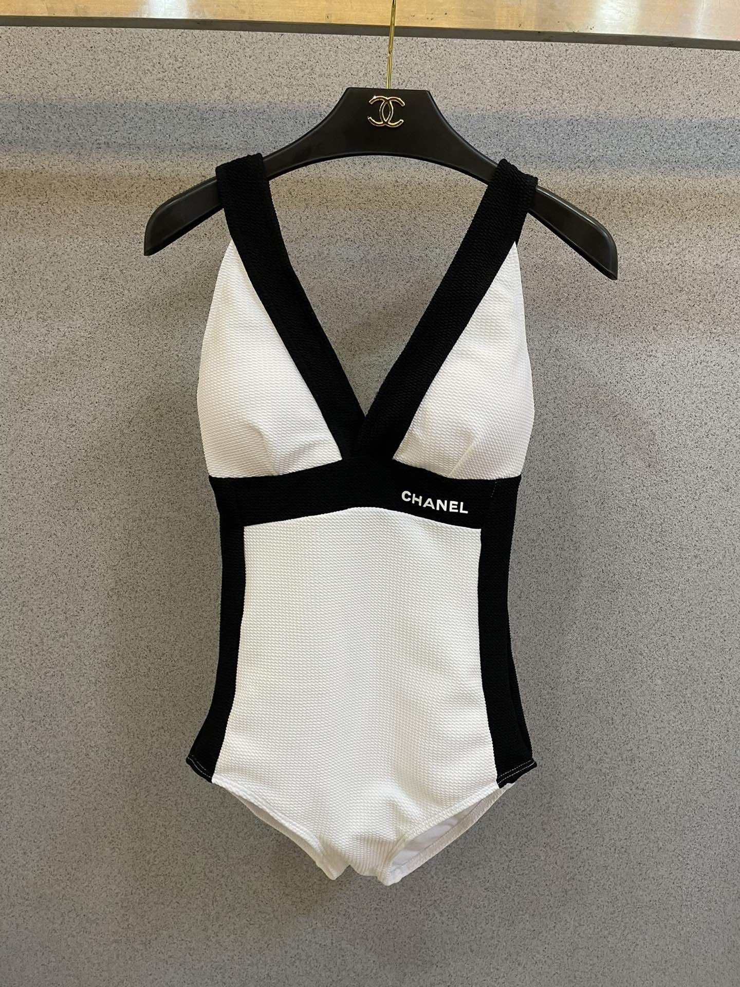 Chanel Chanel新款泳衣 海边 游泳池 温泉 水上乐园 漂流都可以 内搭也完全可以 连体设计遮肉显高挑 腹部有点肉肉也不影响咱美美的