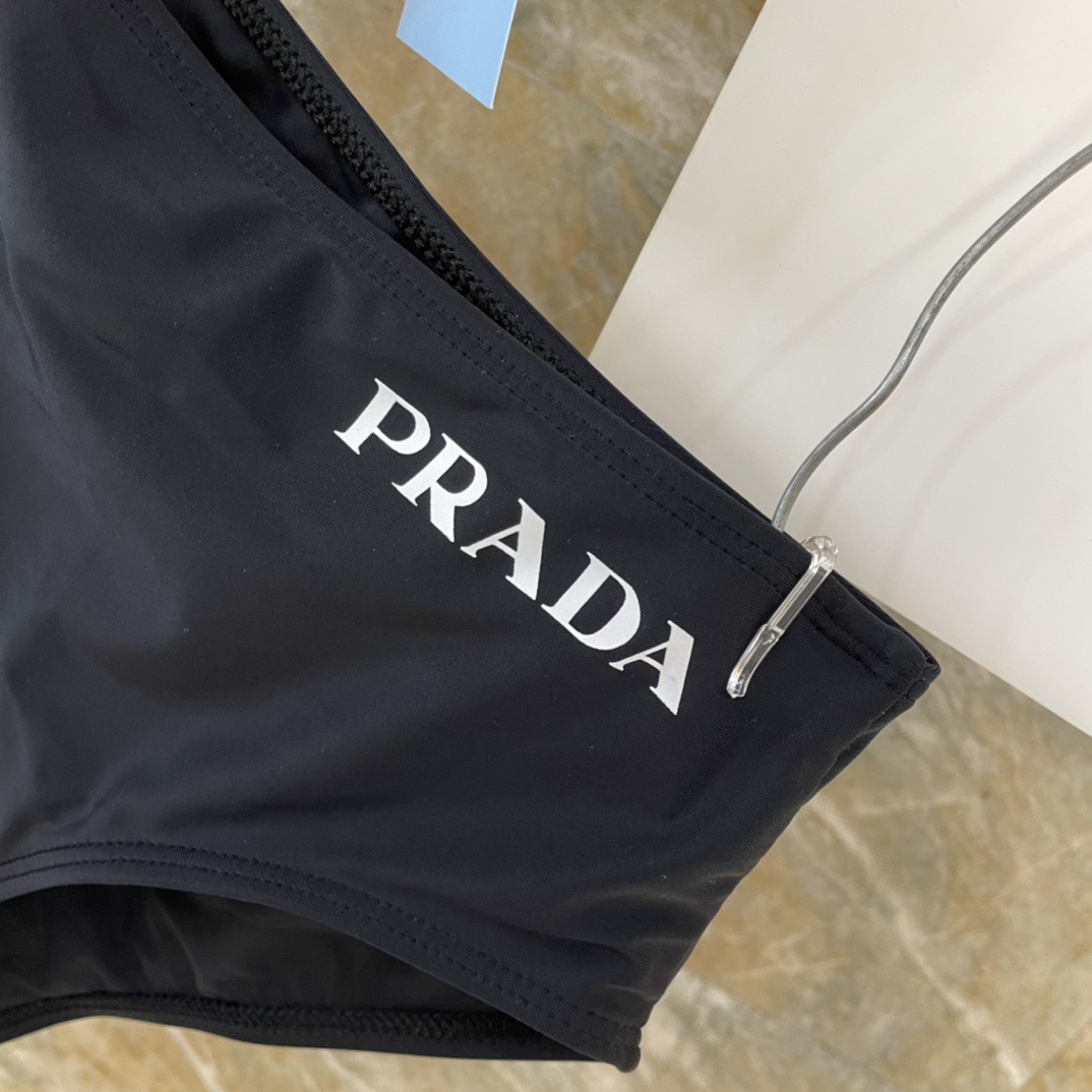 Prada 普拉达新款性感连体泳衣 海边 游泳池 温泉 水上乐园 漂流都可以 内搭也完全可以 百搭款