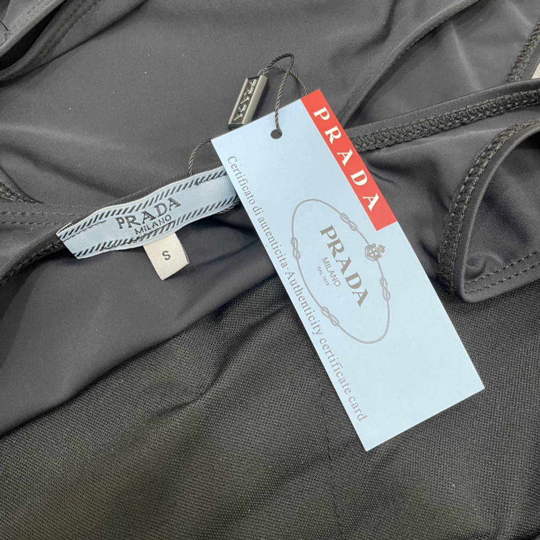 Prada 普拉达新款性感连体泳衣 海边 游泳池 温泉 水上乐园 漂流都可以 内搭也完全可以 百搭款