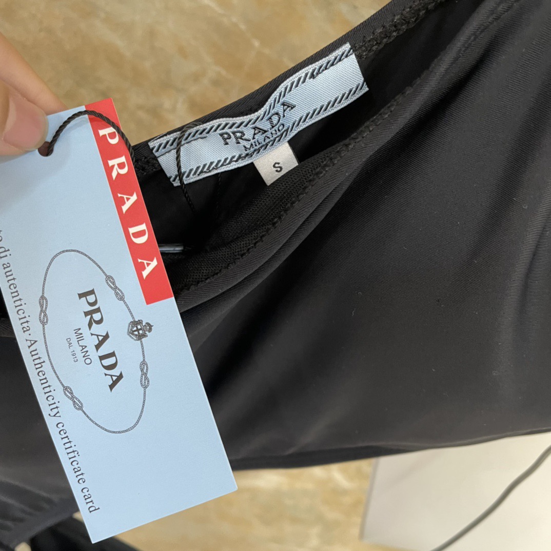 Prada 普拉达新款性感连体泳衣 海边 游泳池 温泉 水上乐园 漂流都可以 内搭也完全可以 百搭款