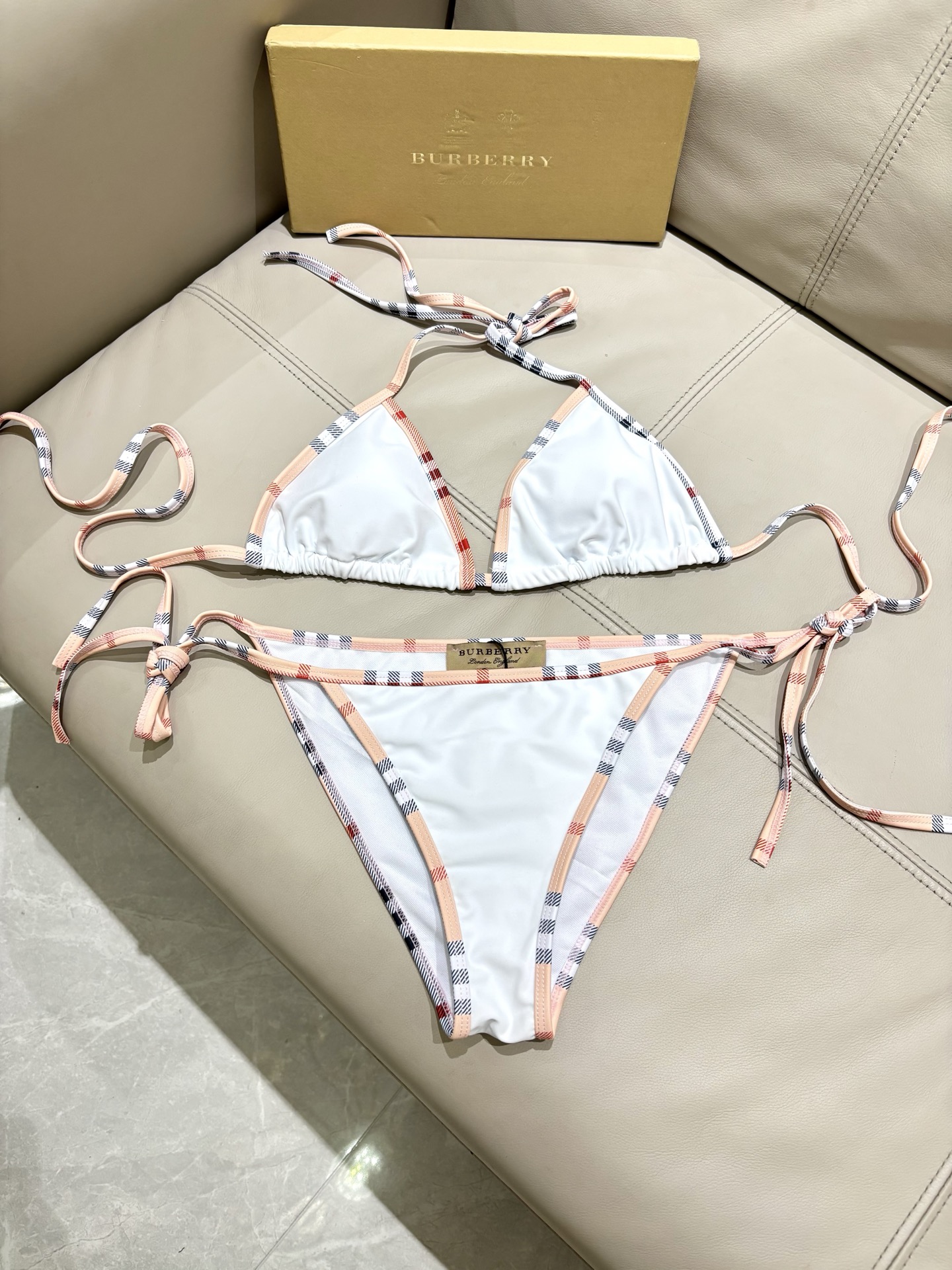 Burberry 巴宝莉比基尼新款 海边 游泳池