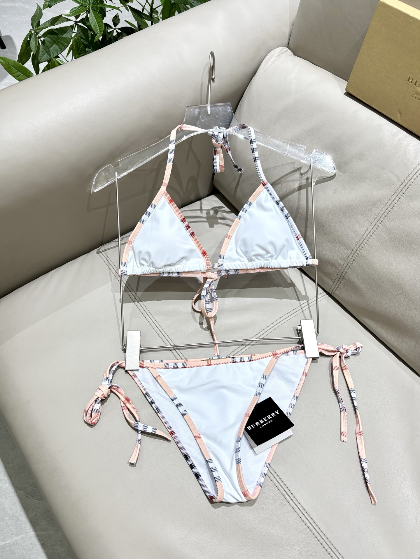 Burberry 巴宝莉比基尼新款 海边 游泳池
