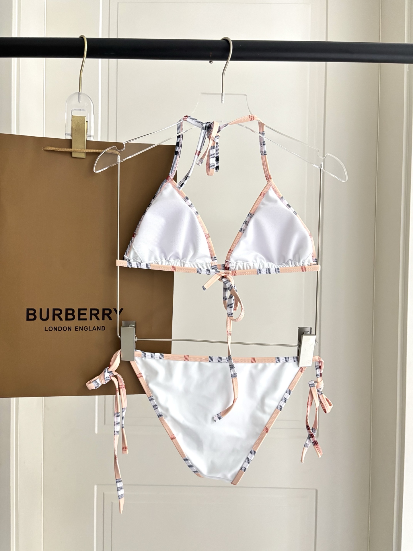 Burberry 巴宝莉比基尼新款 海边 游泳池