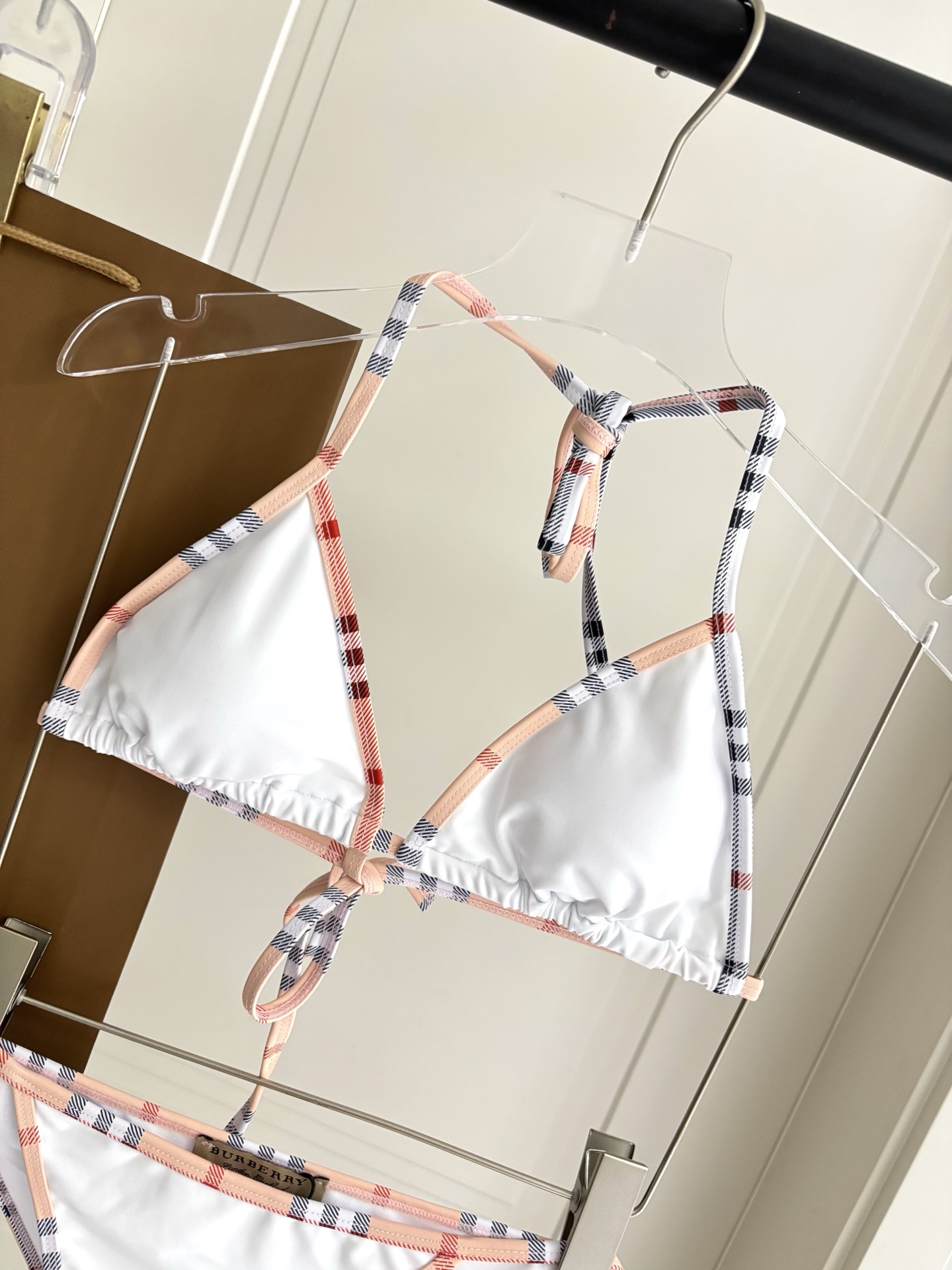 Burberry 巴宝莉比基尼新款 海边 游泳池