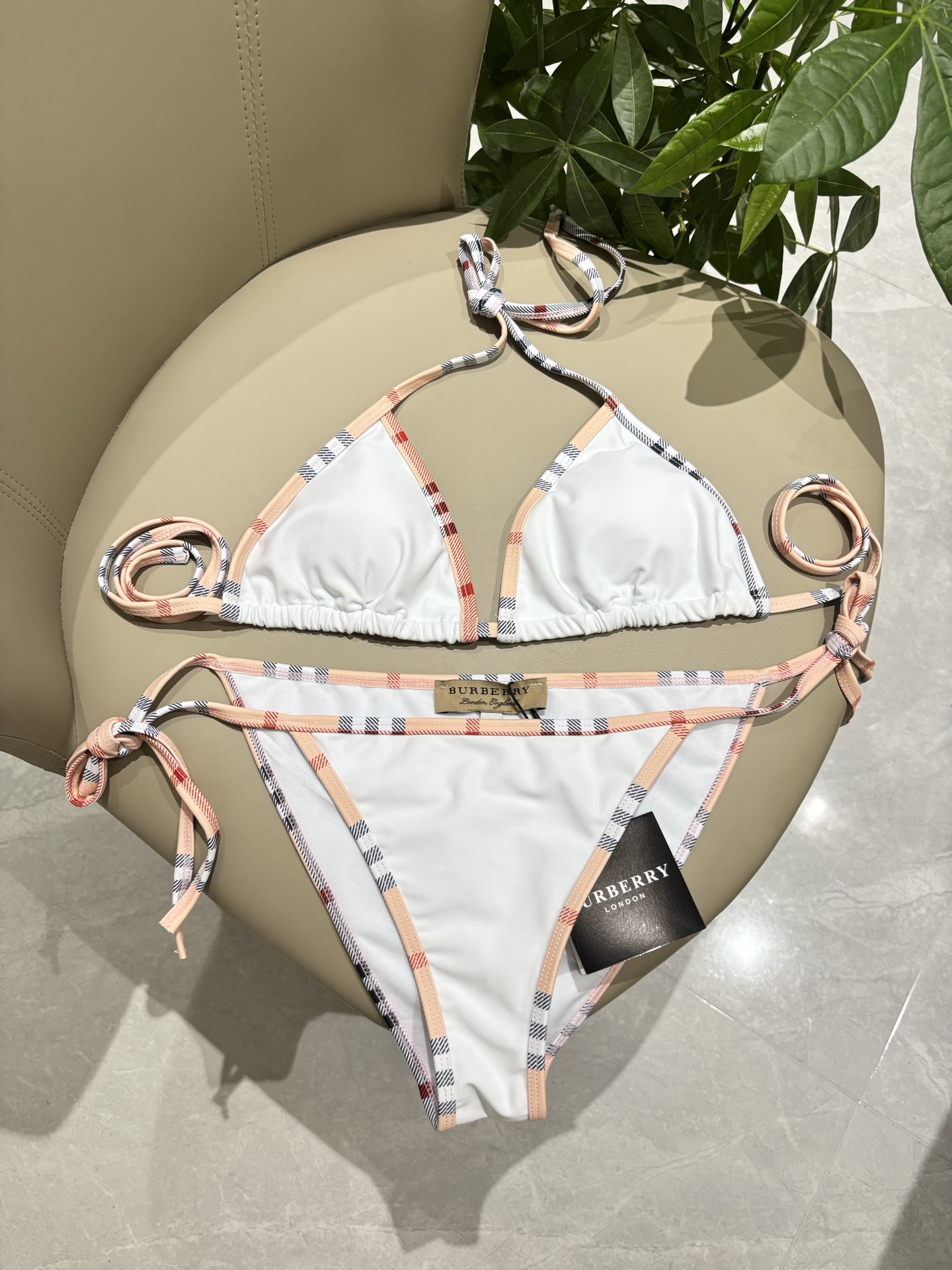 Burberry 巴宝莉比基尼新款 海边 游泳池