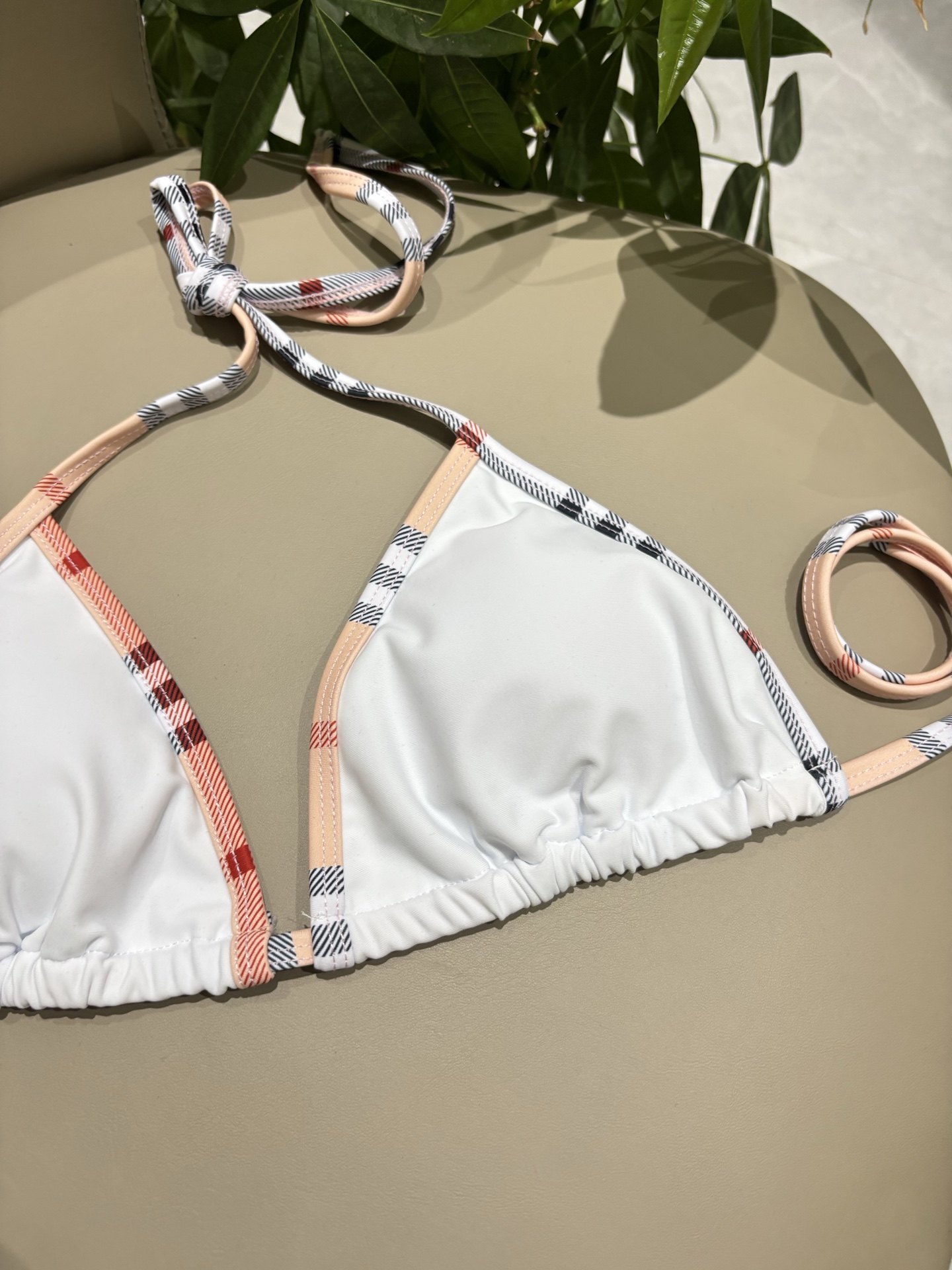 Burberry 巴宝莉比基尼新款 海边 游泳池