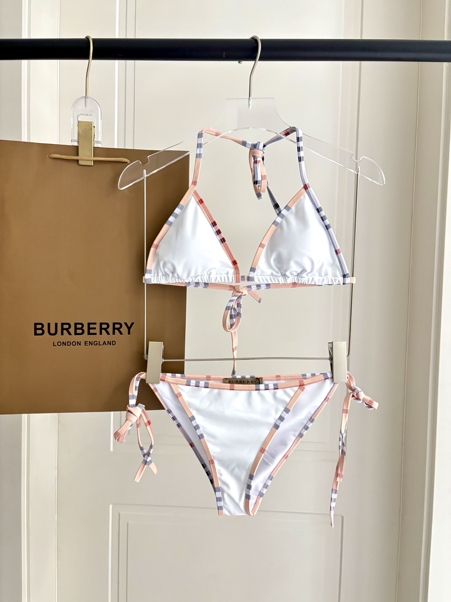Burberry 巴宝莉比基尼新款 海边 游泳池