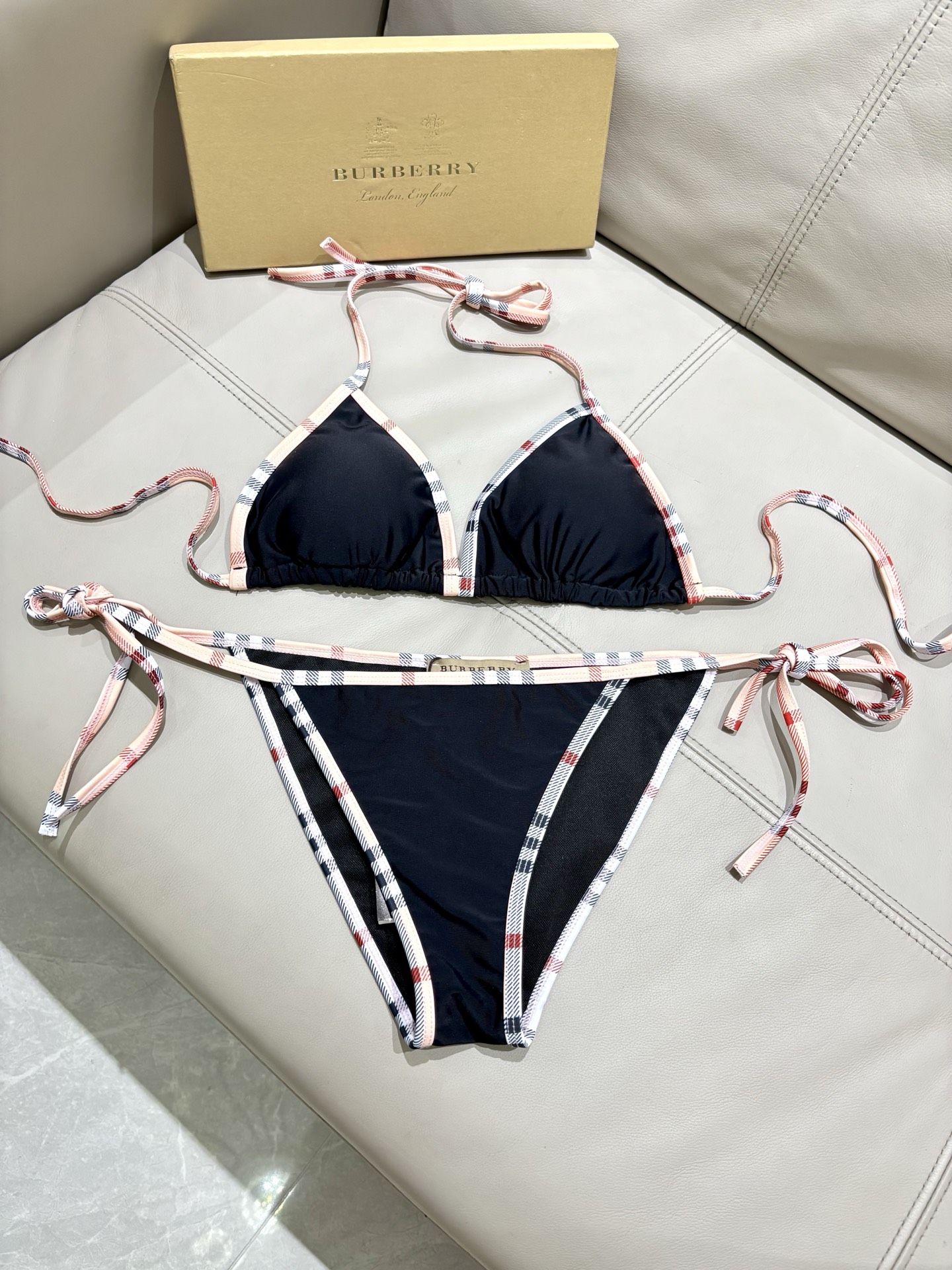Burberry 巴宝莉比基尼新款 海边 游泳池