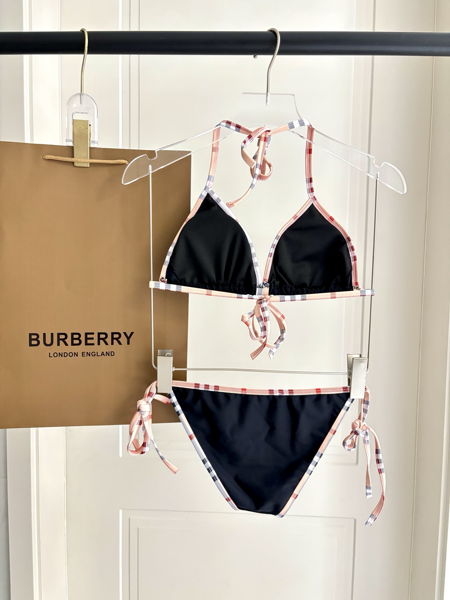 Burberry 巴宝莉比基尼新款 海边 游泳池