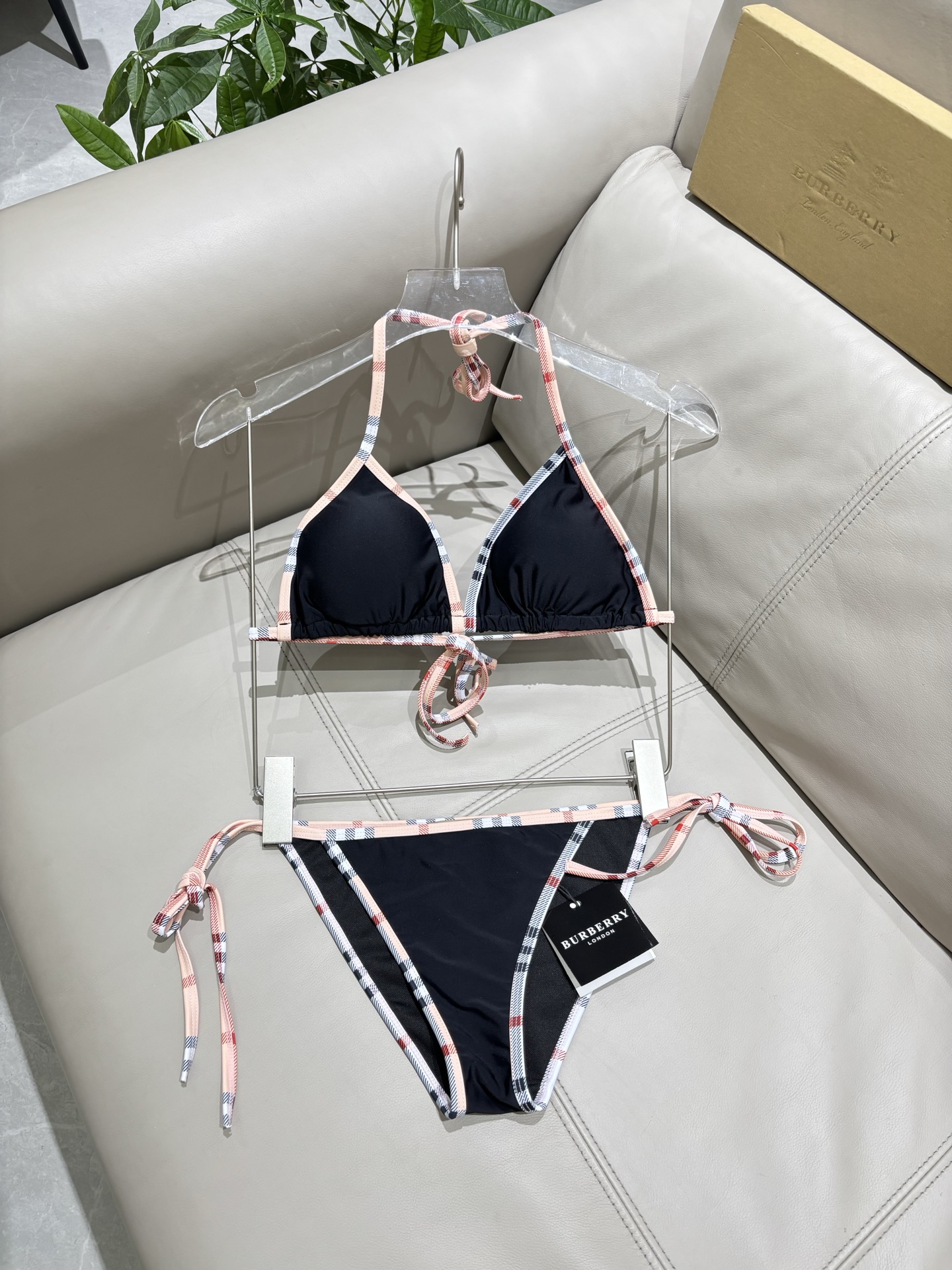 Burberry 巴宝莉比基尼新款 海边 游泳池