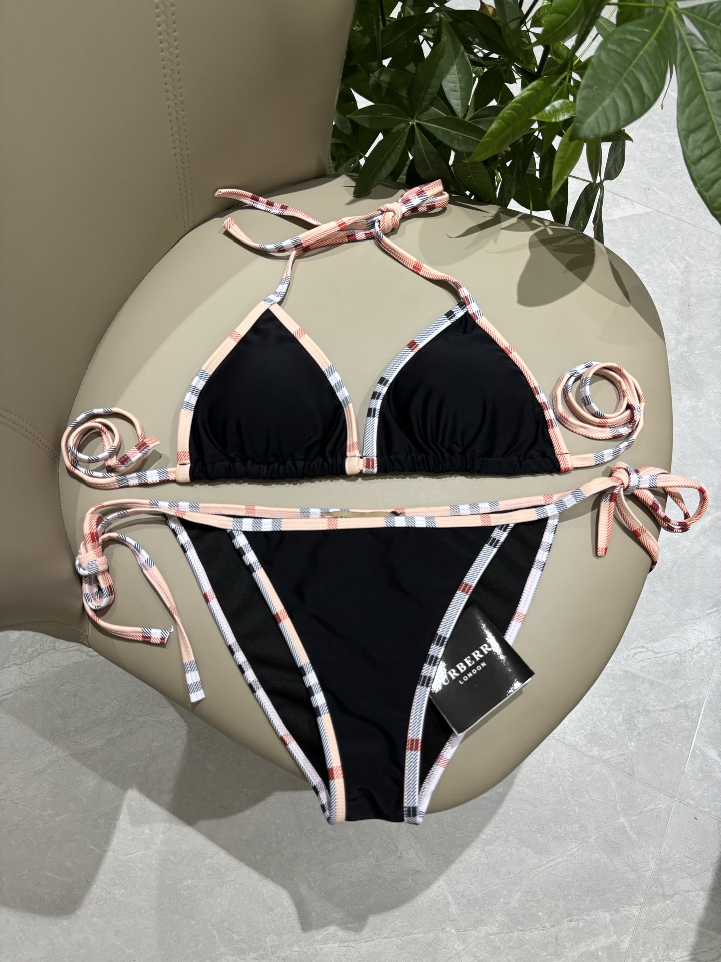 Burberry 巴宝莉比基尼新款 海边 游泳池
