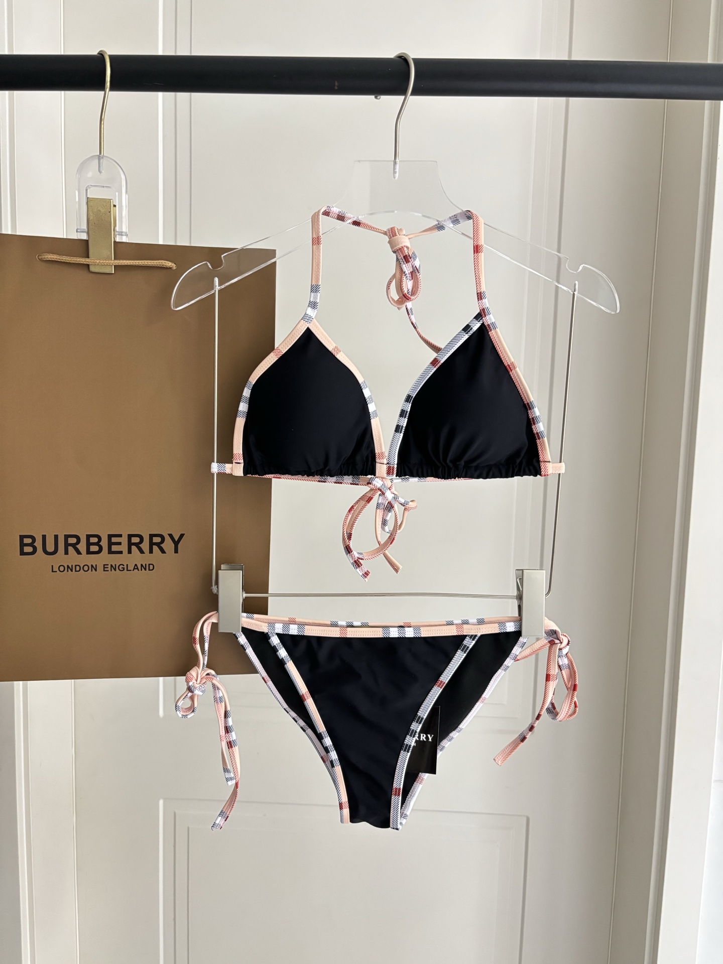 Burberry 巴宝莉比基尼新款 海边 游泳池