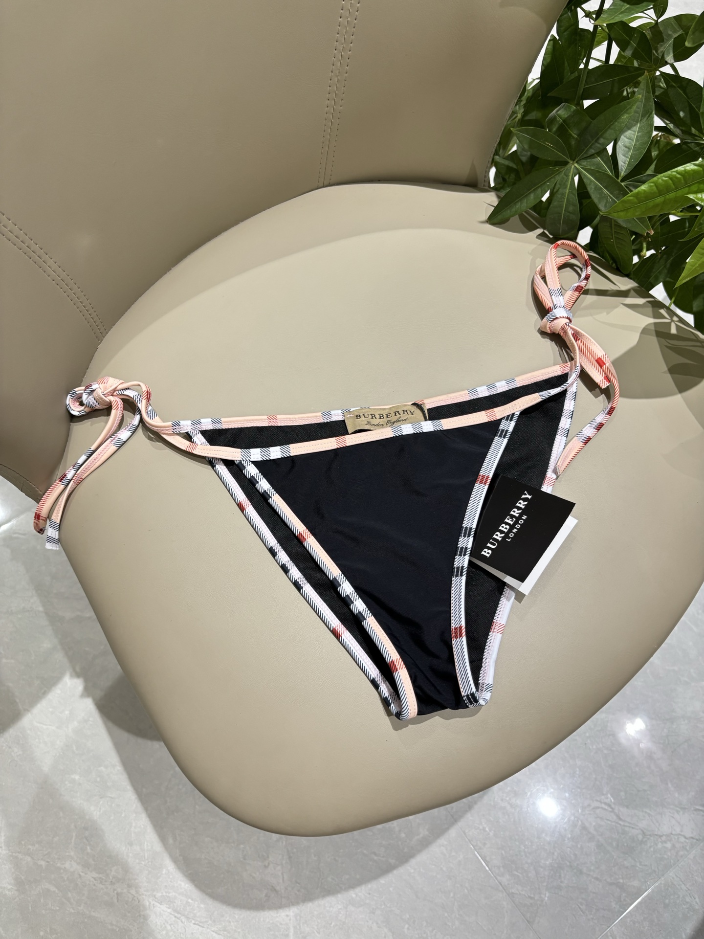 Burberry 巴宝莉比基尼新款 海边 游泳池
