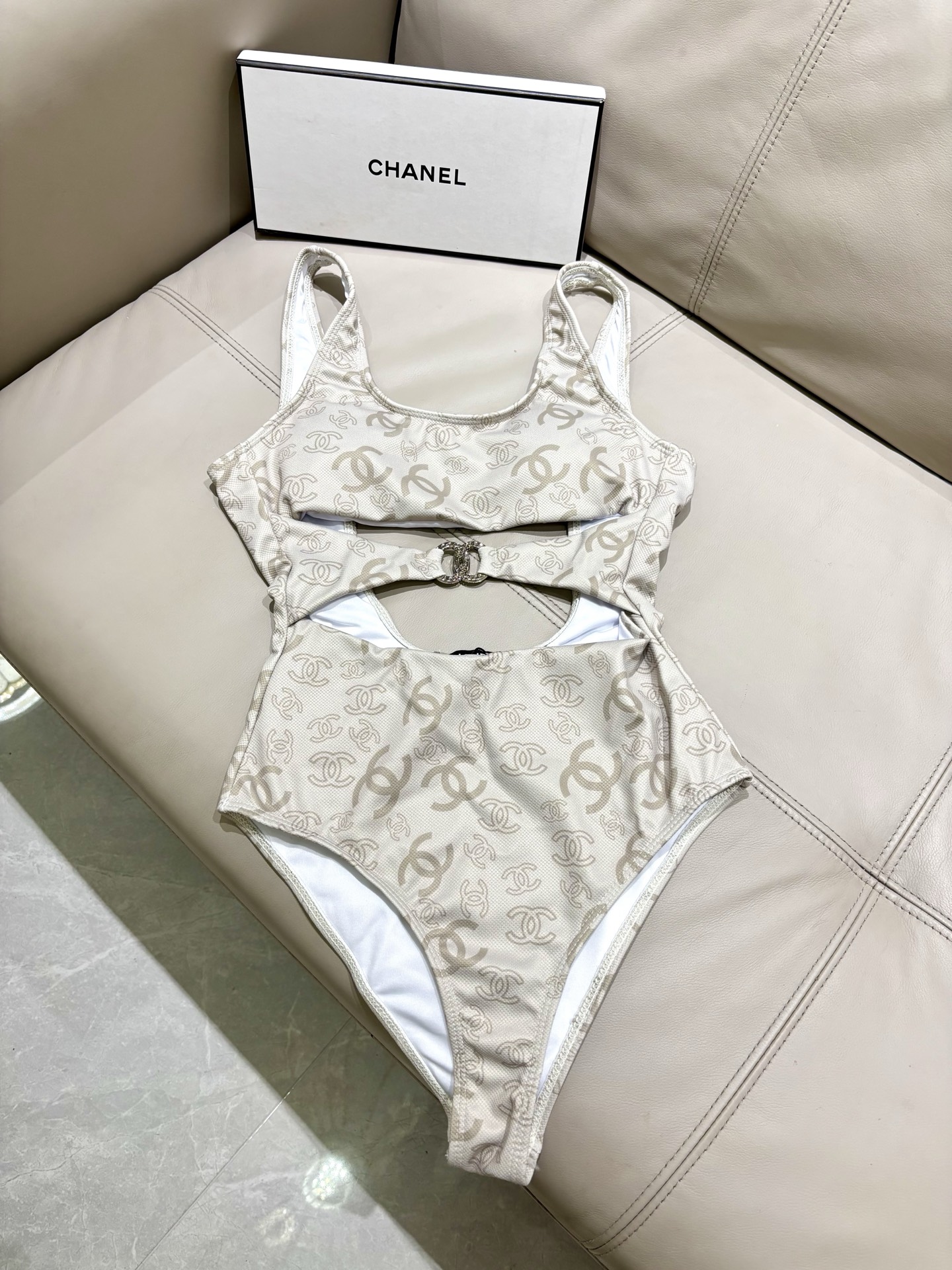 Chanel Chanel连体新款 海边 游泳池
