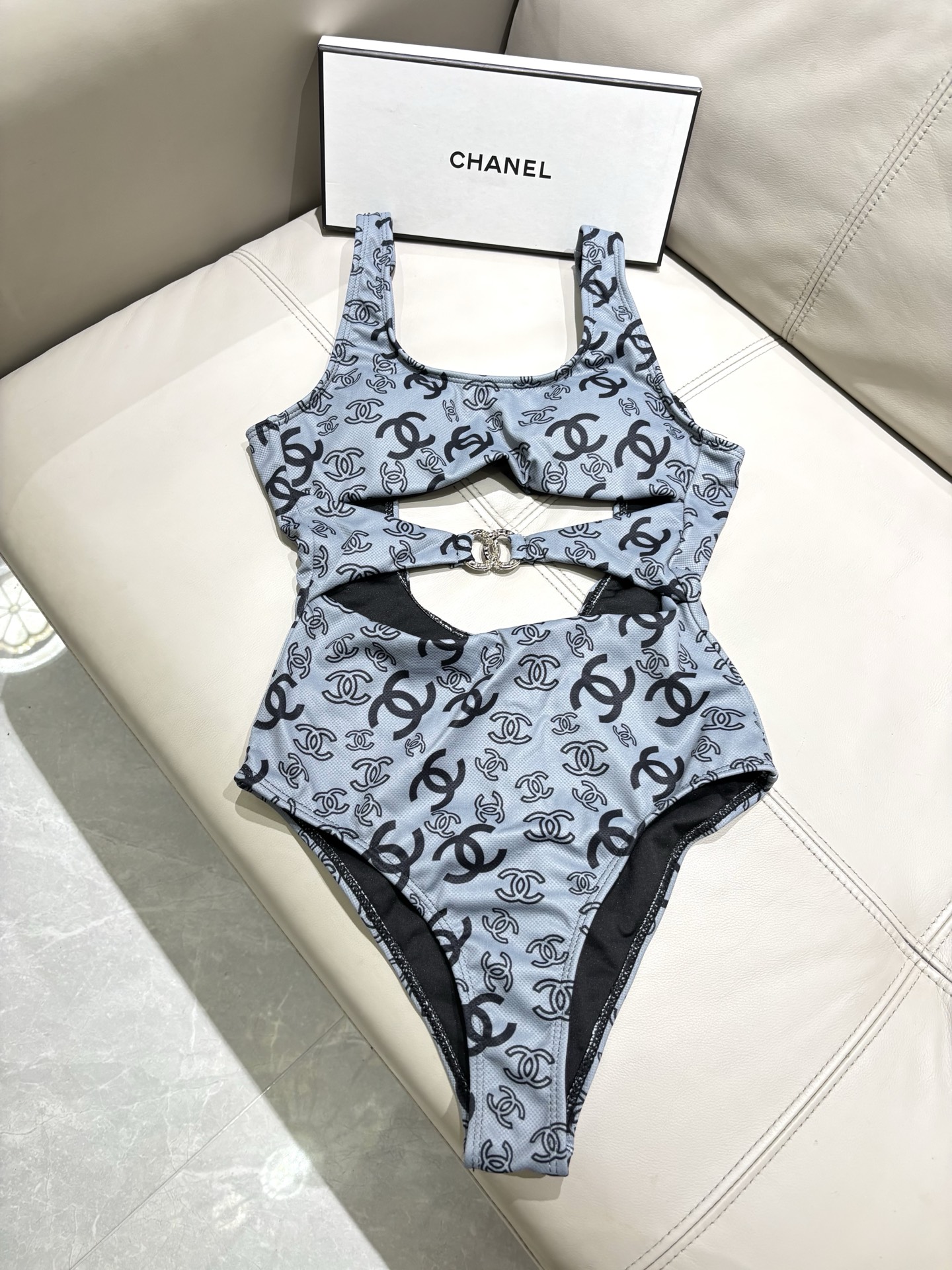 Chanel Chanel新款泳衣 海边 游泳池