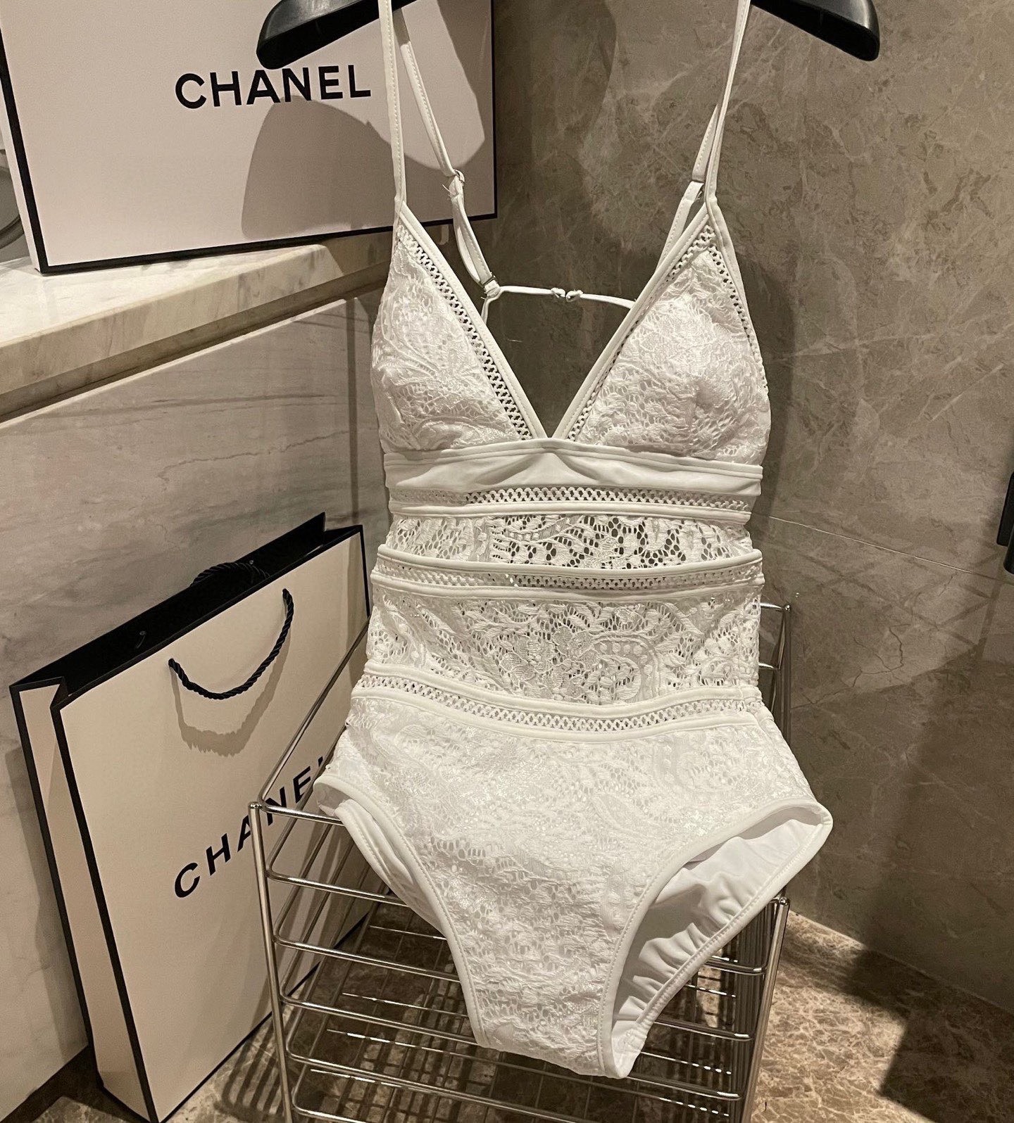 Chanel最新款镂空网纱连体泳衣 旅游拍照打卡必备单品 超级出片 🉑️搭配裤裙纱裙 超美 数量有限 姐