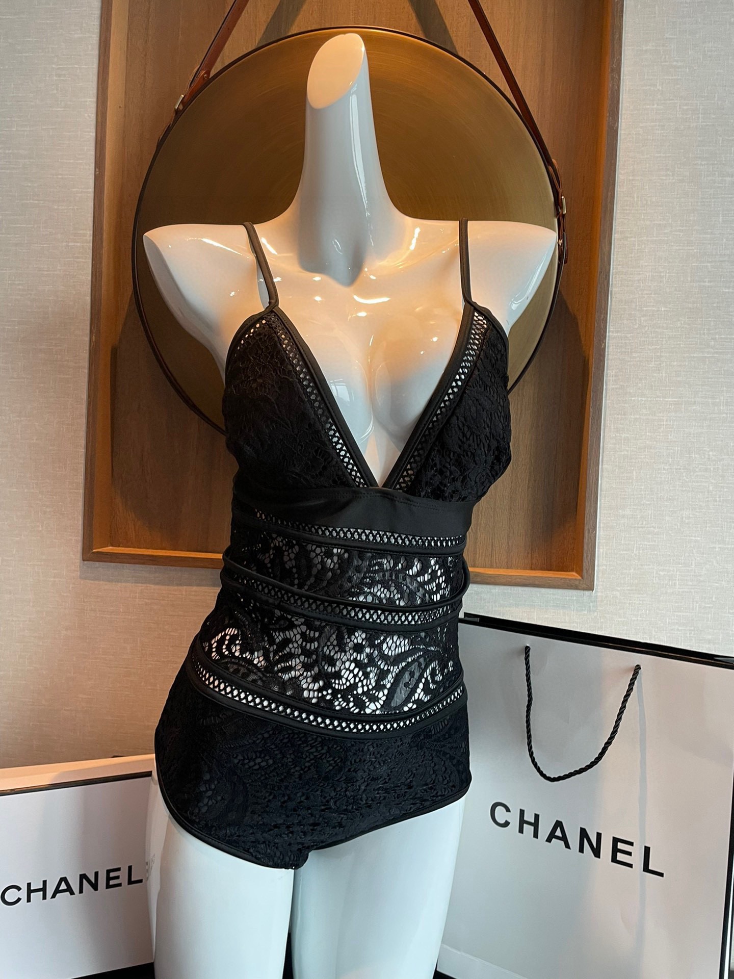 Chanel最新款镂空网纱连体泳衣 旅游拍照打卡必备单品 超级出片 🉑️搭配裤裙纱裙 超美 数量有限 姐