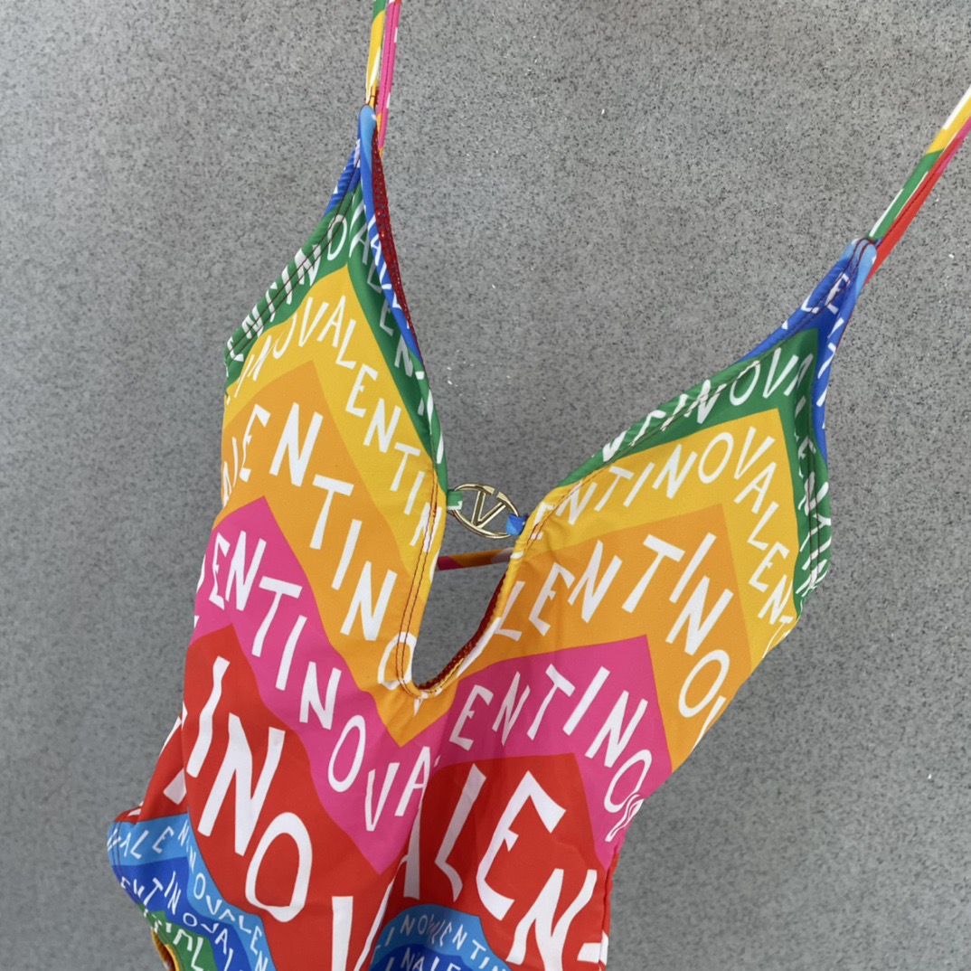 华伦天奴新款泳衣😍🥰适合多种场景的游泳衣🏊‍♀️海边 游泳池 温泉 水上乐园 漂流都可以😌内搭也完全可以