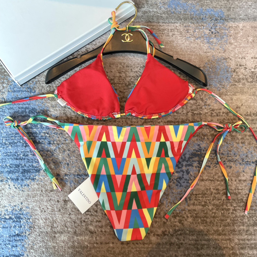 华伦天奴新款泳衣😍🥰适合多种场景的游泳衣🏊‍♀️海边 游泳池 温泉 水上乐园 漂流都可以😌内搭也完全可以