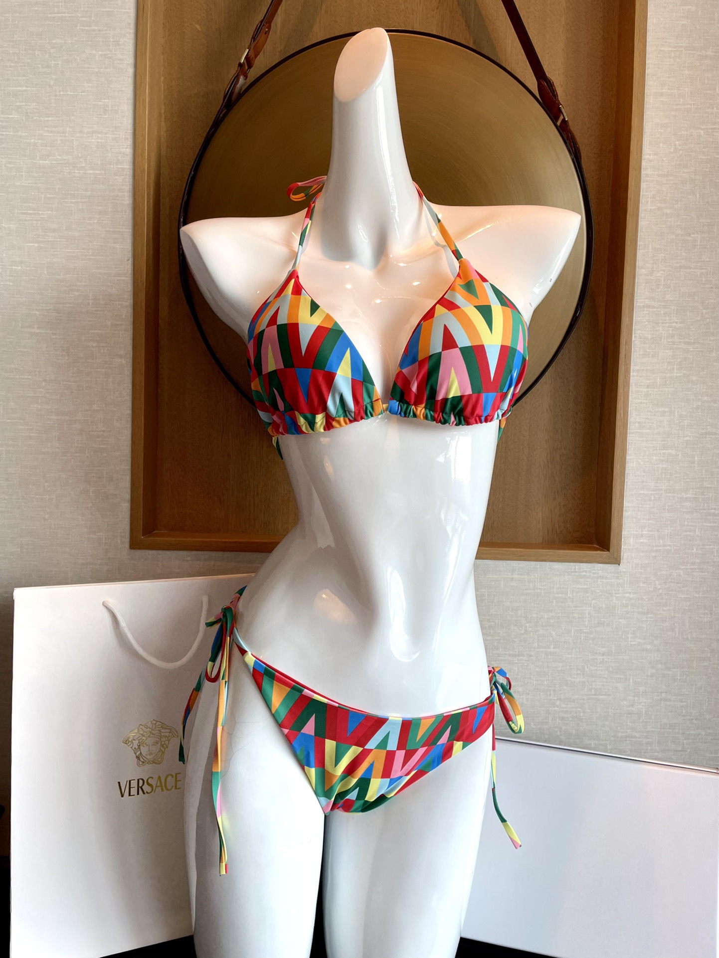 华伦天奴新款泳衣😍🥰适合多种场景的游泳衣🏊‍♀️海边 游泳池 温泉 水上乐园 漂流都可以😌内搭也完全可以
