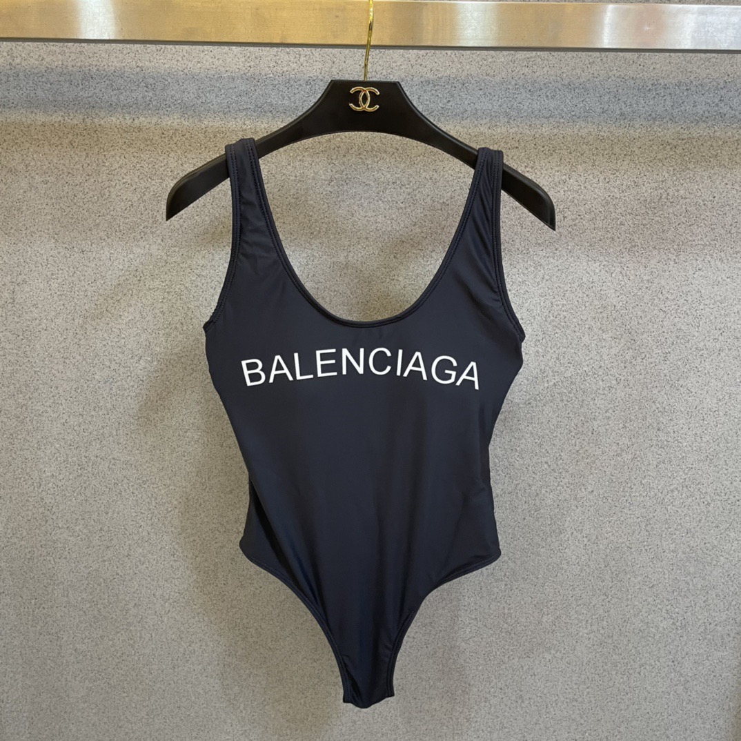 巴黎世家分体式泳衣👙❤️😍🥰适合多种场景的游泳衣🏊‍♀️海边 游泳池 温泉 水上乐园 漂流都可以😌内搭外