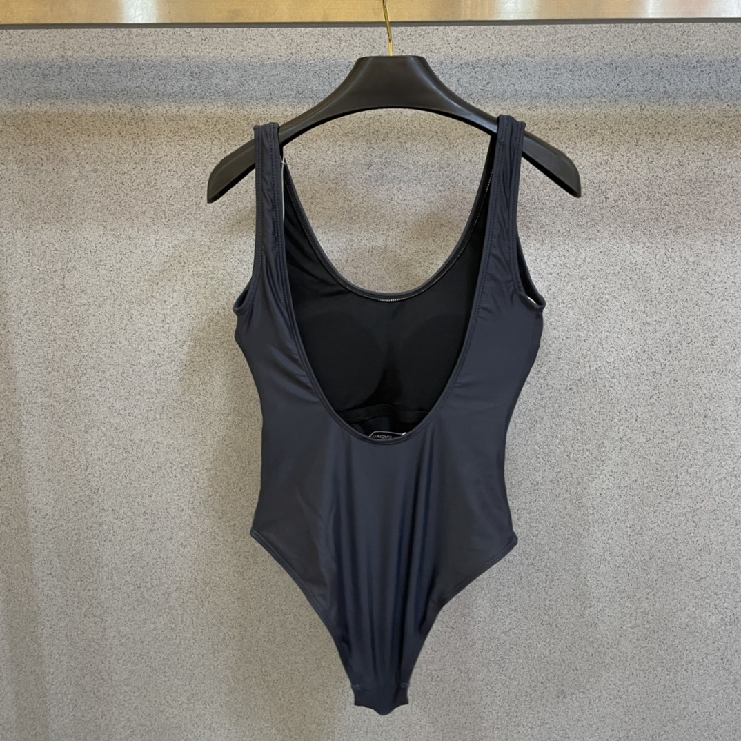 巴黎世家分体式泳衣👙❤️😍🥰适合多种场景的游泳衣🏊‍♀️海边 游泳池 温泉 水上乐园 漂流都可以😌内搭外