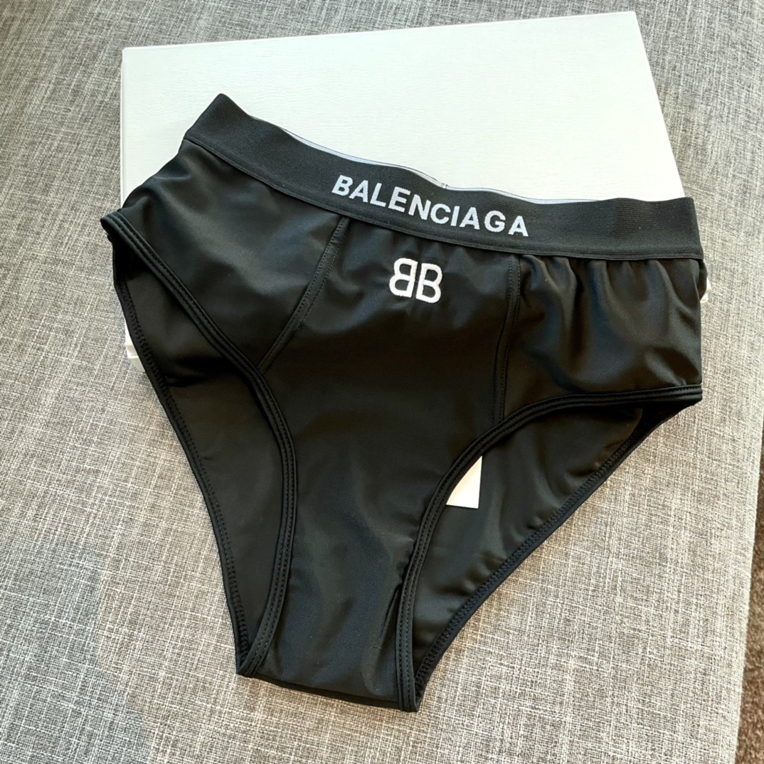 巴黎世家分体式泳衣👙❤️😍🥰适合多种场景的游泳衣🏊‍♀️海边 游泳池 温泉 水上乐园 漂流都可以😌内搭外