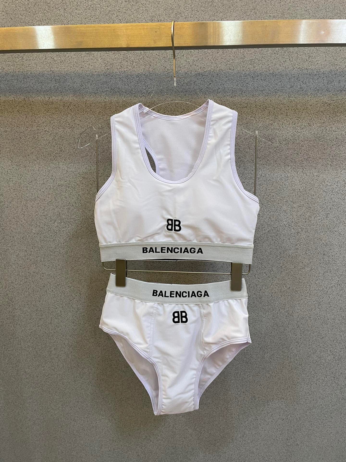 巴黎世家分体式泳衣👙❤️😍🥰适合多种场景的游泳衣🏊‍♀️海边 游泳池 温泉 水上乐园 漂流都可以😌内搭外