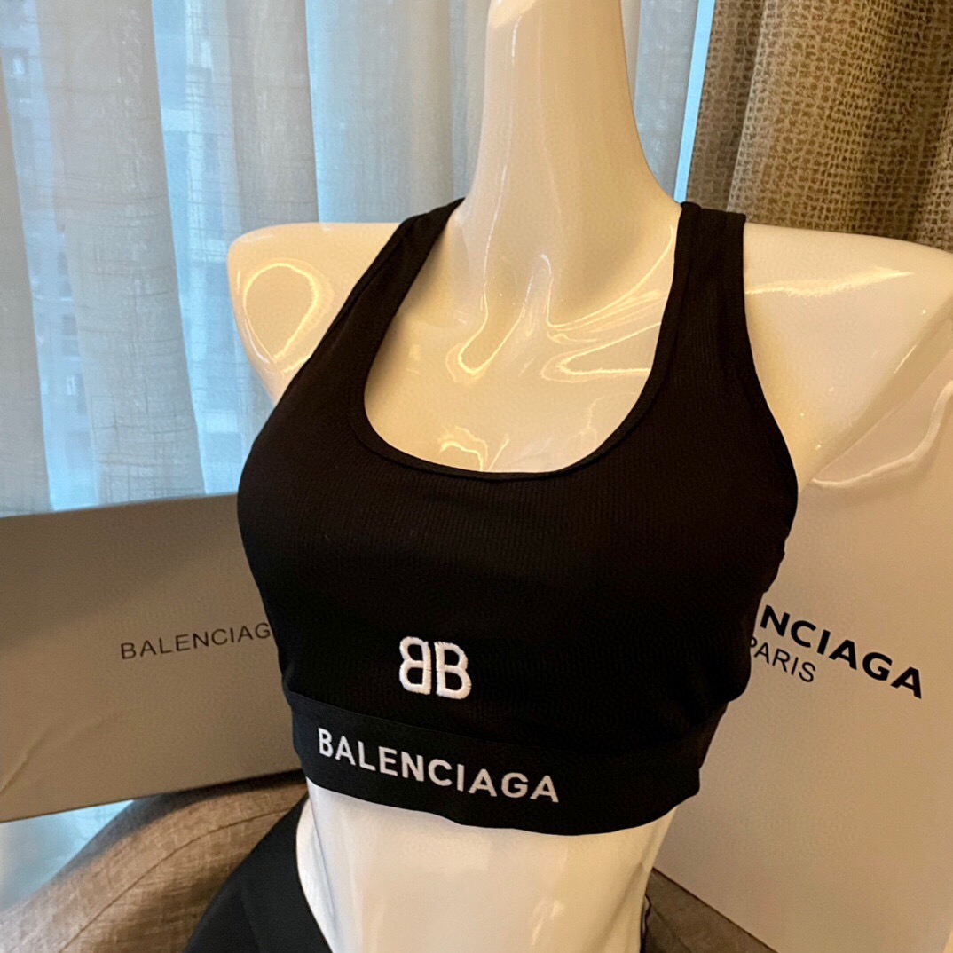 巴黎世家分体式泳衣👙❤️😍🥰适合多种场景的游泳衣🏊‍♀️海边 游泳池 温泉 水上乐园 漂流都可以😌内搭外