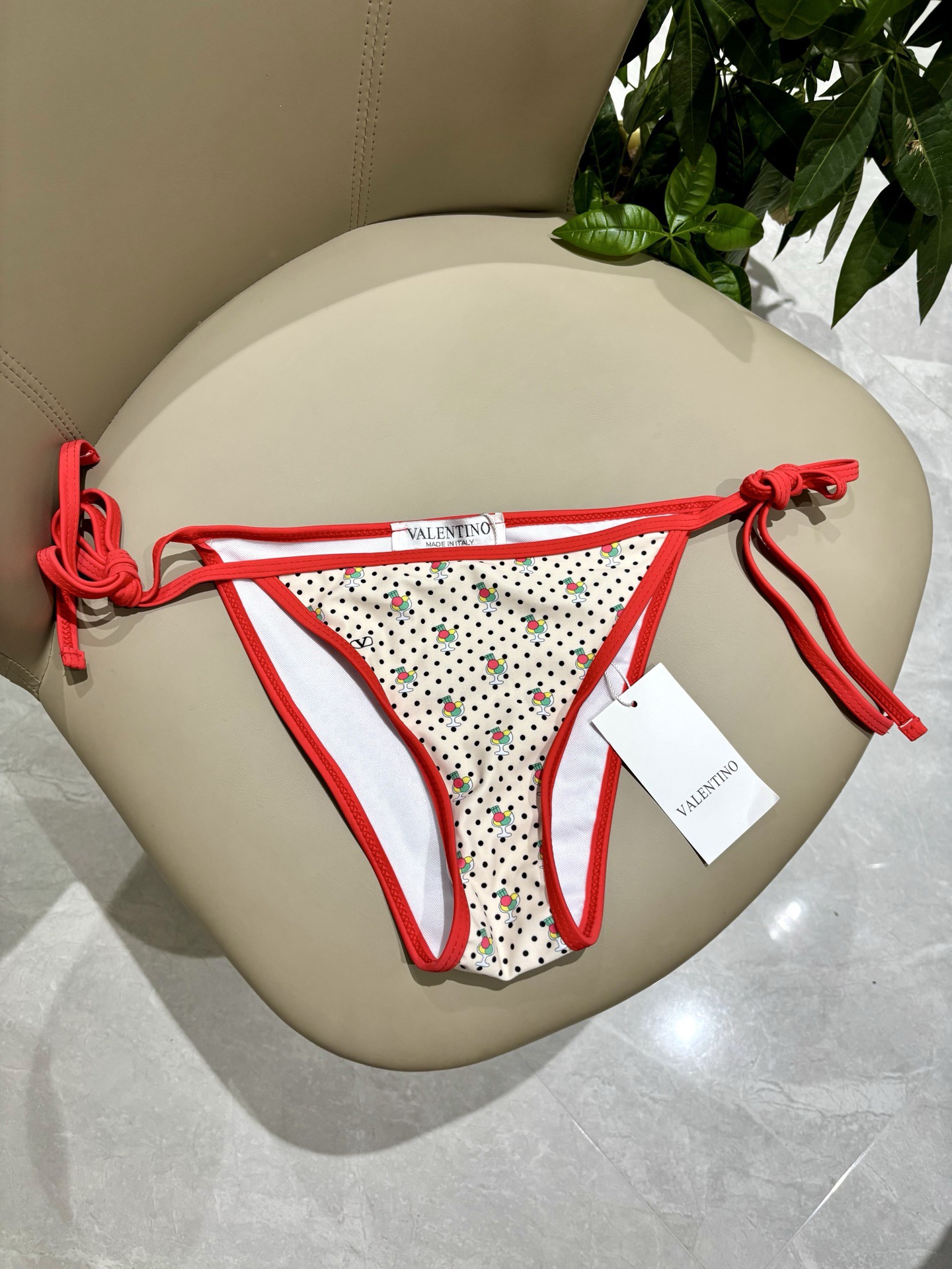 华伦天奴比基尼😍🥰适合多种场景的游泳衣🏊‍♀️海边 游泳池 温泉 水上乐园 漂流都可以😌内搭也完全可以 