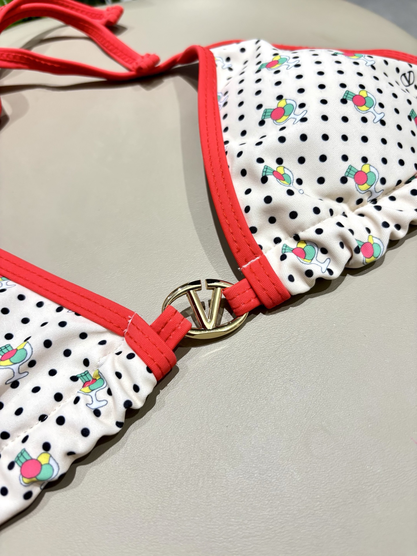 华伦天奴比基尼😍🥰适合多种场景的游泳衣🏊‍♀️海边 游泳池 温泉 水上乐园 漂流都可以😌内搭也完全可以 