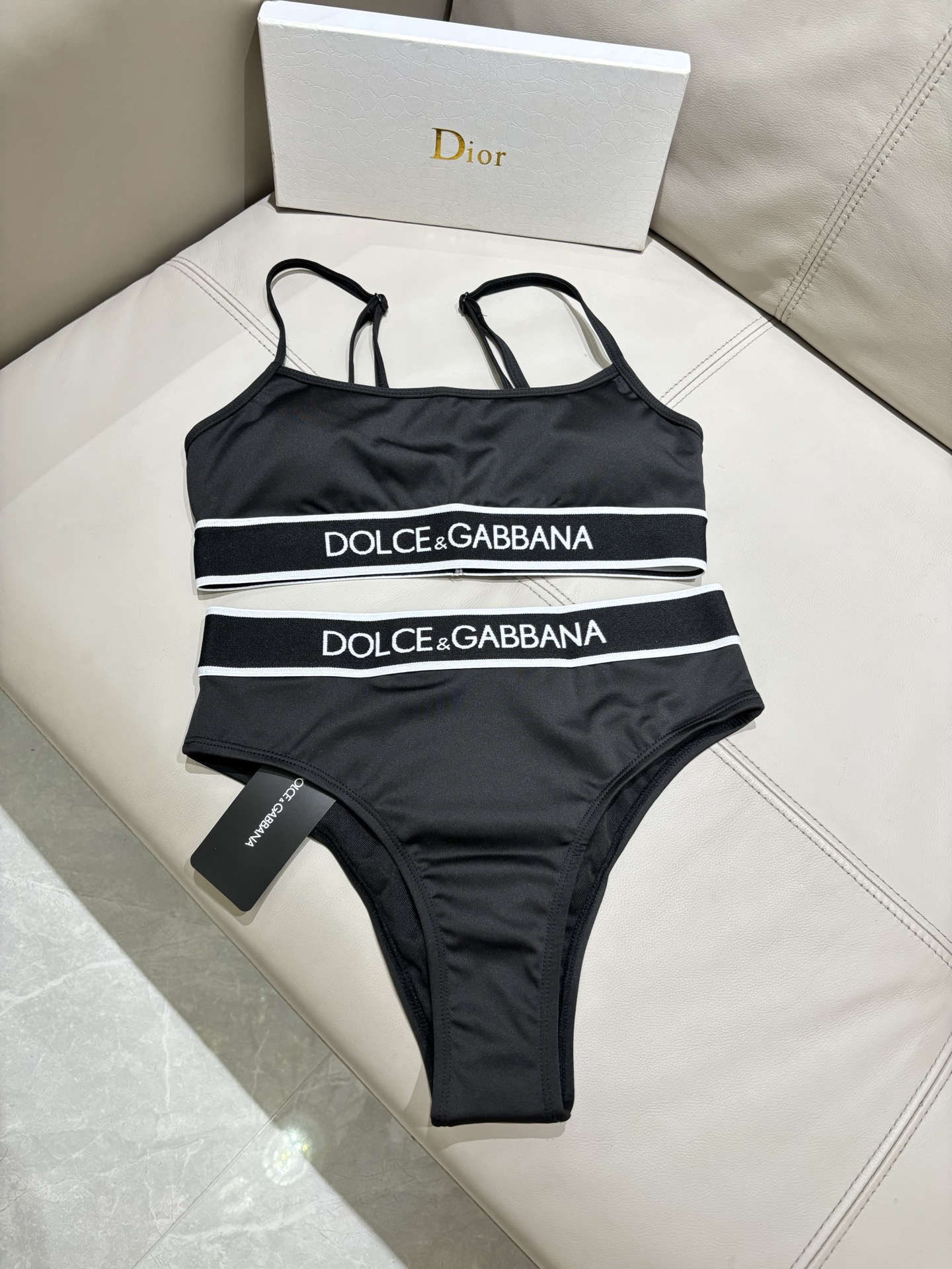 DG新款分体泳衣 时尚潮流款 😍🥰适合多种场景的游泳衣🏊‍♀️海边 游泳池 温泉 水上乐园 漂流都可以😌